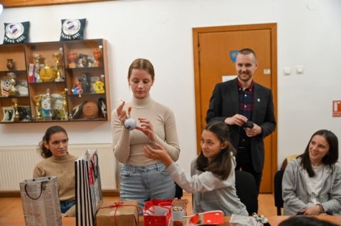 Zld Nap Egyeslet nknteseinek ko karcsonya - A Zld Nap Egyeslet nkntesei december 27-n egy klnleges kezdemnyezs keretben tizenharmadik alkalommal nnepeltk meg a karcsonyt: egy kzs ko ajndk programmal. Az esemny clja az volt, hogy az nkntesek ne csak egyms kztt fejezhessk ki szeretetket s ktődsket, hanem egyben a fenntarthatsg s az egszsges letmd zenett is kzvettsk. A rendezvnyen kszlt fotk megtekinthetők a Zld Nap Egyeslet Facebook oldaln.

Az nkntesek mr hetekkel az esemny előtt tleteltek s tervezgettek, hogy hogyan alkothatnnak egyedi s krnyezetbart ajndkokat egymsnak. A kzssgben sokfle tehetsg volt jelen, gy a tervezs sorn szba kerltek a DIY (do it yourself) mdszerek, az jrahasznostott anyagok s az egszsges alapanyagok. Voltak, akik meglepő mdon hasznltk jra a rgi jsglapokat, mg msok sznes szvetdarabokbl, vegből, fbl ksztettek egyedi dszeket. Kszltek egyszerűbb, de annl kreatvabb ajndkok, mg a hzi ksztsű kalcs is jelen volt; mindenki sajt egyedisgt hozta bele az elkszlt alkotsokba.

Az estt a Be Active Be Green projekt trkorszgi ESC nkntesnek Mustafa Erolnak a gitr produkcija s a szintn trkorszgi Aysenur Bayramnak alkalomhoz illő neke tette felemelőbb. Ezt kvetően Aysenur prezentcija kvetkezett, amely az ko karcsonyrl szlt; milyen ajndkokat ksztsnk, hogyan figyeljnk a krnyezetnkre a tli időszakban is, hogyan legynk krnyezet-minimalistk stb. Az est folyamn egy kellemes karcsonyi hangulat alakult ki, ahol az nkntesek megoszthattk egymssal az ajndkokat. Az ajndkozst kvetően az est trsasjtkokkal zrult.

Megkrdeztnk egy rgi s aktv tagot, Harai Adriennt, hogy szmra hogyan telt a kzs karcsonyozs:

Barti Rebeka: Hogyan rezted magad az estn s mi volt szmodra a legkedvesebb pillanat?

Harai Adrienn: Az estn nagyon jl reztem magam, mr az első Zld Napos karcsony utn tudtam, hogy majd minden vben rszt szeretnk venni rajta. Szmomra a legkedvesebb pillanat az est folyamn vrni s ltni, hogy vajon mit is ksztettnk egymsnak. Kvncsian figyelni, hogy milyen rzs tlti el azt a szemlyt, akit n hztam, mikor kinyitja az ltalam ksztett ajndkot. De taln a legizgalmasabb ltni, hogy n mit kapok. rdekesebbnl rdekesebb ajndkok kszltek, megmutatkozott az nkntesek kreativitsa s lelke.

B.R.: Mit gondolsz, mirt fontos az ilyen tpus kzssgi kezdemnyezs?

H.A.: gy gondolom, hogy a karcsony a mai vilgban ttrt arra, hogy minl nagyobb s szebb ajndkot vsroljunk a szeretteinknek, de kzben elfelejtettk beletenni az rzseinket, a szeretetnk a msik irnyba. Azltal, hogy egymsnak ksztnk ajndkot s nem megvsroljuk azt, nagyobb figyelmet fordtunk r. gy előtrbe kerl a befel forduls a msikra val figyelmnk.

Ez az koajndkozs nemcsak a kreativitst, de a fenntarthatsg s a kzssgi rzst is erőstette. Az egyeslet rszről egy sikeres ksrlet volt arra, hogy a karcsonyi nnepeket ne csak rm s ajndkozs, hanem fenntarthatsg s kzssgi lmny is jellemezze. A rsztvevők mindannyian maguknak reztk az esemnyt, s remnykednek abban, hogy a jvőben hasonl kezdemnyezsek rvn tovbb erősthetik a kzssgi szellemet s az kolgiai tudatossgot.

Szerző: Barti Rebeka

Fot: Mustafa Erol s Mrton Fanni - Bborka 