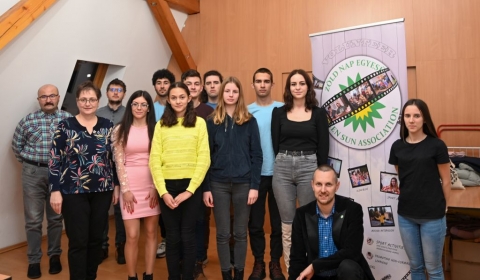 Nemzetk�zi programokkal teljes �vet z�rt a sokoldal� szervezet�nk - Id�n utols� alkalommal tal�lkoztak a Z�ld Nap Egyes�let tagjai �s �nk�ntesei, hogy �nnepi hangulatban z�rj�k a 2023-as �vet. Mozgalmas �s nemzetk�zi programokkal teljes �vet z�rt a szervezet az id�n is. Az eddigi szok�sokat most sem t�rt�k meg, �gy a t�rs�g �s Eur�pa sz�mos pontj�n megtal�lhat�ak voltak a Z�ld Napos programok. A k�zgyűl�st Mustafa Erol t�r�korsz�gi ESC �nk�ntes 'ESC Times' �js�gnak a bemutat�ja nyitotta meg. A r�sztvevők �dv�zl�s�t k�vetően R�duly Attila egyes�leti eln�k k�pes besz�mol�val, vide�val �s statisztik�kkal sz�nes�tve foglalta �ssze a 2023-as munka�vet. A p�ntek d�lut�ni tal�lkoz�n k�sz�lt fot�k megtekinthetőek az egyes�let Facebook adatlapj�n. 

Programjaik tekintet�ben gazdagnak bizonyult ez az �v is, hisz nem telt el h�t �gy, hogy a Z�ld Nap Egyes�let ne �llt volna elő valamivel. A jelenl�vők a december 29-ei k�zgyűl�sen �ttekintett�k a szervezet nagyobb rendezv�nyeit, amelyeket h�r�l adtak a helyi nyomtatott �s az elektronikus sajt�ban is. �sszegezt�k az idei �v aktu�lis fejleszt�seit �s besz�lget�s keret�ben vitatt�k meg a 2024-es �v k�z�s c�lkitűz�seinek legfontosabb k�rd�seit. Egyr�szt siker�lt rekordot d�nteni a nemzetk�zi programok (ificser�k, szemin�riumok stb.) kapcs�n, tov�bb� folytatniuk a kor�bbi hosszabb t�v� projektjeiket is az előző �vek tapasztalataira t�maszkodva, t�rekedtek a jobb minős�gre, illetve szakmais�gra. Partnerszervezeteikkel egy�tt tov�bb dolgoztak azon, hogy K�zdisz�ken jobban elterjedjen a k�rnyezetv�delem, a sport �s az �nk�ntess�g kult�r�ja. A hagyom�nyos t�bbnapos kommand�i ottalv�s t�bor mellett megszerveztek m�g �t bej�r�s t�bort is a c�hes v�rosban. Ugyanakkor most is nagy hangs�lyt fektettek a mozg�st n�pszerűs�tő programjaikra, mint p�ld�ul a n�gy tematikus amatőr asztalitenisz-bajnoks�g, a h�t Mozg� D�lut�n, a h�rom P�r�g a csal�d vet�lkedő, a k�t ker�kp�ros felvonul�s, a honismereti ker�kp�rt�r�k, a bring�s kincskeres�s �s a csal�di fut�verseny is. �Tett�k a dolgunkat legjobb bel�t�sunk szerint. A k�lf�ldi kiruccan�soknak is k�sz�nhetően az �v senkinek sem volt k�nnyű, ez�rt elősz�r is hadd k�sz�njem meg minden �nk�ntes�nknek a programjainkhoz val� akt�v bekapcsol�d�st. Nagyon k�sz�n�m a r�sztvevőinknek, a helyi v�llalkoz�knak �s a partnereinknek, hogy most is kitartottak mellett�nk, ez �ri�si seg�ts�get adott.' - z�rta besz�d�t a szervezet eln�ke.

A tizen�t�dik k�zgyűl�s hivatalos r�sz�nek befejez�sek�nt d�jazt�k a jelenl�vő �nk�nteseket k�l�n kiemelve a legakt�vabbakat. Az �v �nk�ntese c�met Venczel Tam�s (597 �nk�ntes �ra/�v) �rdemelte ki, aki m�sodik �ve seg�ti a szervezet elismerts�g�t, munk�j�t. A k�pzeletbeli dobog� m�sodik fok�t a zabolai G�l Bence (588 �nk�ntes �ra/�v), a harmadik helyet pedig a torjai M�rton Fanni-B�borka (562 �nk�ntes �ra/�v) foglalta el. A k�zgyűl�sen �sszegezt�k az egyes�let ez �vi műk�d�s�t is, annak k�lts�gvet�s�t, valamint a kommunik�ci�s tev�kenys�get. Ezen est�t is k�tetlen hangulatban t�lt�tte egy�tt a tags�g a legfiatalabbakt�l az idősebb koroszt�lyig, az �szrev�telek, v�lem�nyek, a d�jaz�sok ut�n k�z�s vacsor�val egy�tt koccintottak a kiemelkedő sikerre. A szervezet j�vőre is sz�mos programmal folytatja a tev�kenys�geit, tov�bbra is v�rva a k�rnyezettudatoss�g �s a mozg�s ir�nt �rdeklődő fiatalok jelentkez�s�t. 

A Z�ld Nap Egyes�let vezetős�ge ez alkalomb�l, k�v�n mindenkinek egy sikerekben gazdag Fenntarthat� Z�ld Napos �j esztendőt! 

Fot�: Mustafa Erol �s M�rton Fanni-B�borka