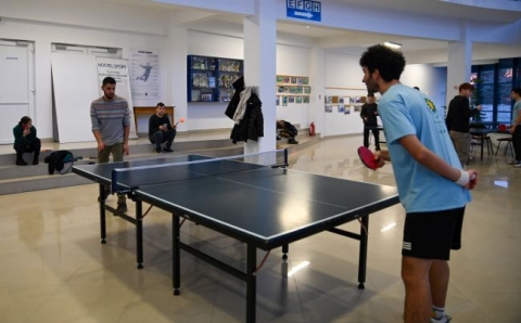 T�bb nemzetk�zi r�sztvevője is volt a t�li amatőr asztalitenisz bajnoks�gnak - A Z�ld Nap Egyes�let �s a k�zdiv�s�rhelyi Sportiroda janu�r 26-�n amatőr ifj�s�gi sportol�k sz�m�ra �jra megszervezte a hagyom�nyos Asztalitenisz Bajnoks�got a Kicsid G�bor Sportcsarnok előter�be. A p�ntek d�lut�ni rangad�ra k�l�nb�ző koroszt�lyokban t�bb mint �tvenen vettek r�szt a vil�g sz�mos pontj�r�l (Kenya, T�r�korsz�g, India, Spanyolorsz�g, �zbegiszt�n, Kirgiziszt�n �s Magyarorsz�g) �rkezve. A legt�bben a felnőtt f�rfiak kateg�ri�j�ban indultak. A rendezv�nyen k�sz�lt fot�k megtekinthetők a Z�ld Nap Egyes�let Facebook oldal�n!

A test �s a l�lek egyens�lyban val� edz�se �rdek�ben �vente n�gy alkalommal k�l�nb�ző korcsoportok sz�m�ra megrendez�sre ker�lnek asztalitenisz bajnoks�gok. Ez alkalommal is az ifj� fi�k �s a l�nyok k�l�n kateg�ri�ban szerepeltek, hat asztalon m�rve �ssze pingpong tud�sukat. A hat, illetve �t tag� csoportok első k�t helyezettje l�phetett tov�bb a negyedd�ntőbe, ahol m�r egyenes kies�ses rendszerben folytat�dott a verseny. A k�t �r�s k�zdelem ut�n a k�vetkező eredm�nyek sz�lettek. 

Nyertesek n�vsora: 

Ifjak: I. G�l Bence, II. Venczel Tam�s, III. Hakan Simsek, Hasan Bora
L�nyok: I. Koncz Anita, II. Elif Balli, III. Koncz Petra
Nők: I. Aysenur Bayram, II. Berfin Mızrak, III. Derya Yavlar, Nerea Diaz
Felnőttek: I. Vit�n Domokos, II. Benkő Istv�n, III. Kocsis Zolt�n, Mustafa Erol
A remek hangulat� verseny v�g�n a r�sztvevők �rmeket �s okleveleket kaptak, a legidősebb r�sztvevők k�l�nd�jban r�szes�ltek, senki nem ment haza �res k�zzel. K�sz�nj�k a seg�tők r�szv�tel�t �s gratul�lunk a d�jazottaknak! 

Szerző: R�duly Attila

Fot�: Bors� Andrea �s M�rton Fanni-B�borka 

A rendezv�ny lehetős�g�t a Bethlen G�bor Alapkezelő Zrt �s az Eur�pai Szolidarit�si Test�let biztos�totta.