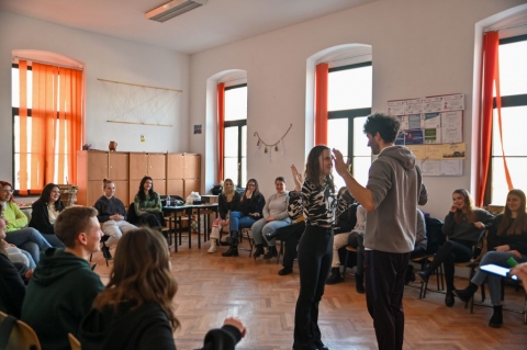 Az önkéntességről, a madáretetésről és a török kultúráról beszéltek a Bod Péter Tanítóképzőbe - Január 30 és 31-én az Iskola Másként hét keretében a kézdivásárhelyi Bod Péter Tanítóképző meghívásának eleget téve a Zöld Nap Egyesület törökországi ESC önkéntesei (Aysenur Bayram, Derya Yavlar és Mustafa Erol) és a szervezet elnöke Ráduly Attila egy több órás interaktív tevékenységet tartottak. Többek között a hazai, nemzetközi önkéntességről (Európai Szolidaritási Testület), a madáretetésről és Törökországról kaptak bővebb információt a hallgatók. Az eseményen készült fotók megtekinthetők az egyesület Facebook oldalán.
A beszélgetést a tavaly nyáron indult Be Active Be Green projekt bemutatásával kezdődött. Ezt követően pedig az ősszel érkezett önkéntesek ismertették az ESC (Európai Szolidaritási Testület) önkéntes program tudnivalóit, annak sokszínűségét, lehetőségeit. Kiemelték azt, hogy a projekt olyan külföldi kaland és kihívás is egyben, amelyben nagyon sok örömteli és élményekben gazdag tevékenységekkel kell megbirkózni a vállalkozó önkéntesnek, amire önmagának kell megkeresnie és megtalálnia a megoldást. A foglalkozásokat izgalmassá tette az osztályközösségek nagyfokú érdeklődése, az önkéntesek ittléte iránt. Egy interkulturális párbeszédet folytatva, a tizenegyedikes és a tizedikes diákok kíváncsian fogadták az önkéntesek válaszait a világ dolgairól, a török kultúráról és az itt tartózkodásának, élményeiről is. A tevékenységet Mustafa Erol gitározása zárta.
A zöldek köszönik az iskola vezetőségének és Kis Emesének a meghívást. A rendezvény lehetőségét az Európai Szolidaritási Testület program biztosította.
Fotó: Ráduly Attila
