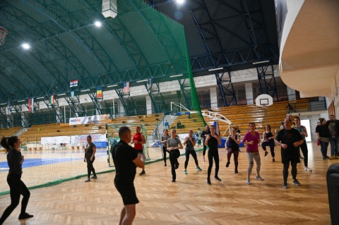 Jóga és Taebo is volt a márciusi Mozgó Délutánon - A Zöld Nap Egyesület partnerségben a kézdivásárhelyi Sportirodával immár tizedik éve, hogy rendszeresen rendezi meg a Mozgó Délután elnevezésű eseményt, melynek ötvenharmadik változatára március 1-én pénteken került sor. A rendezvényen készült fotók megtekinthetők a Zöld Nap Egyesület Facebook oldalán.
A nagy hagyománynak örvendő esemény célja ezúttal is az volt, hogy felhívják a figyelmet az egészséges életmódra és az egészségmegőrzésre, ezt a mozgás népszerűsítésén túl számos kísérő programmal is igyekeztek elősegíteni. Az év első Mozgó Délutánjára mintegy százan jöttek el, akik többek között asztaliteniszeztek, sakkoztak, szaladtak, malmoztak, ugróköteleztek, frizbiztek, a kisebbek mikádóztak, origamiztak, jengáztak és a szervezőknek köszönhetően pedig különböző fajátékokat próbáltak ki. Sikeresnek bizonyult a Hodor Enikő által lebonyolított egy órás felnőtt jóga, amelyre többen is bekapcsolódtak. A legnagyobb népszerűségnek a pénteki esemény utolsó órájában megszervezett közös Taebó volt, amit Tankó Sándor és Voiculescu Kriszta csapatával fáradtságot nem ismerve vezetett le. (A Tae-bo az 1970-es években Amerikából indult hódító világútjára, és azóta is töretlen hírnévnek örvend világszerte.)
A Mozgó Délután legidősebb résztvevője a 84 éves Szabó Ilona volt. Az eseményt a tervek szerint hamarosan újra megszervezik, így aki lemaradt jöhet következőkor. Az orvosok előszeretettel ajánlják mindenkinek a nevetést, mert jót tesz az egészségnek. Ez a program minden bizonnyal sok mosolyt csal az arcokra. A mosoly és a jó hangulat mindenképp biztosított.
A rendezvény lehetőségét a Kézdivásárhely Önkormányzata, a Bethlen Gábor Alapkezelő Zrt és az Európai Szolidaritási Testület biztosította.
Szerző: Ráduly Attila
Fotó: Özlem Üner és Balázs Attila