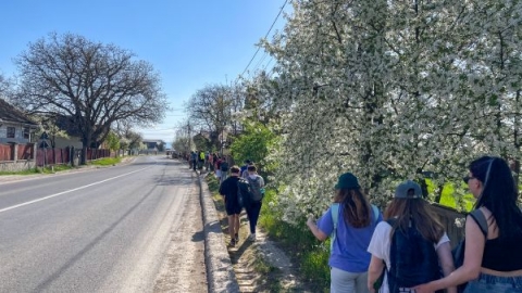 Honismereti emlktra a 34. Csoma Napokon  - Az Incze Lszl Chtrtneti Mzeum, a Zld Nap Egyeslet s a kzdivsrhelyi Turisztikai Informcis Iroda, illetve a kovsznai Kőrsi Csoma Sndor Kzművelődsi Egyeslet sszefogsval szerveztek tegnap mintegy 26 kilomteres honismereti gyalogtrt Kzdivsrhelyről Kovsznra, amelynek vgn a rsztvevők csatlakoztak a 34. Csoma Napok fklys megemlkezshez. Az esemnyen kszlt fotk megtekinthetőek az egyeslet Facebook oldaln. 

A gylekező 9 rakor Kzdivsrhelyen a feljtott volt szkely katonanevelde udvarn volt, tekintettel arra, hogy Kőrsi Csoma Sndor 1835-ben szz aranyat kldtt haza Indibl, hogy az sszegből sztndjat ltestsenek a tanintzmny dikjai szmra. Induls előtt dr. Dimny Attila fő muzeolgus tartott rvid eligaztst, elmondva azt is, hogy a gyalogtra alkalmval Kőrsi Csoma Sndoron kvl a nyujtdi Jakabos dn (19401979) utazra s a szentkatolnai Blint Gbor (18441913) nyelvszre is emlkeznek. Onnan a zarndokok a reformtus temetőbe mentek, ahol Blint Gbor srjnl dr. Borcsa Jnos irodalomtrtnsz s -kritikus a nyelvzseni lett s munkssgt ismertette. Ugyanott a zarndokok Jakabos dn kriptjnl is meglltak, majd Fortyogfrdő fel indultak. A temetőbe a gyalogtra rsztvevőit dr. Jakabos va s dr. Jakabos Sra, Jakabos dn hgai is elksrtk. 
A hatvan fős, zmben a Gbor ron Szakkpző Lceum, a Bod Pter Tantkpző s a Nagy Mzes Főgimnzium dikjaibl s tanraikbl ll zarndokcsoport a ches vrost elhagyva Szentkatolna fel vette az irnyt, ahol megtekintettk a Blint Gbor emlkt őrző szobrokat s a nevt viselő iskolt, majd Gelence rintsvel Haralyban felkerestk a rmai katolikus templomot s temetőt. Zaboln megnztk a Csng Nprajzi Mzeumot, illetve a kazetts mennyezetről hres reformtus templomot. A zarndokok dlutn fl hatkor rkeztek meg Kovsznra. A frdővrosban krbejrtk a vroskzpont nevezetessgeit, majd csatlakoztak a 19 rtl kezdődő fklys felvonulshoz, amely a 34. Csoma Napok nneplyes megnyitja is egyben. 
Szerző: Iochom Istvn 
Fot: Dsa Csaba s Rduly Attila 
A beszmol a pnteki Hromszkben jelent meg. 
