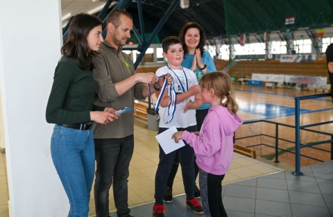 Csal�dos fut�st szervezt�nk az idei KSE napokon is - A Z�ld Nap Egyes�let �s a k�zdiv�s�rhelyi Sportiroda m�jus 9-�n a KSE Napok alkalm�b�l egy �jabb fut�napot szervezett a Kicsid G�bor Sportcsarnokban. Az esem�nyen k�sz�lt fot�k megtekinthetőek az egyes�let Facebook oldal�n. A l�nyeg ez�ttal is a mozg�son volt, azzal a k�l�nbs�ggel, hogy ez�ttal elsősorban csal�doknak sz�lt a ki�r�s. 
A cs�t�rt�k d�lut�ni rendezv�nyen t�bb csal�d is �gy �rezte, hogy az esős időtől nem f�lve �sszek�ti a kellemest a hasznossal, �s p�r k�rt leszaladva tesz egy l�p�st eg�szs�ge megőrz�s��rt. A sportol�s �lm�nye mell� pedig ingyenes sz�rakoztat� programokat is k�n�ltak a szervezők, ezzel is fokozva az esem�ny hangulat�t. A t�bb kateg�ri�ban d�jazott nyerteseknek ez�ton is gratul�lunk. K�l�nd�jban r�szes�lt a legt�bb k�rt szalad� csal�d, valamint a legnagyobb l�tsz�mban megjelenő csal�d is. A fut�d�lut�n legidősebb r�sztvevője a 63 �ves Ferencz G�bor volt. A szervezők k�sz�nik jelenl�vőnek a r�szv�telt, a t�mogat�knak a seg�ts�get. 
Szerző: R�duly Attila 
Fot�: �zlem �ner �s Derya Yavlar 
