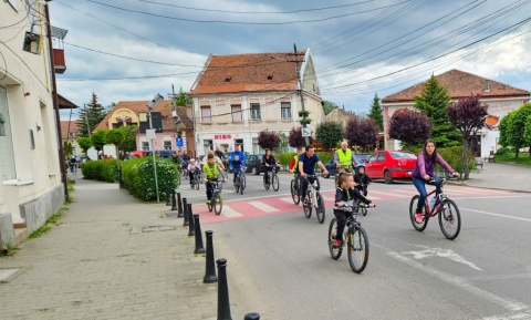 Nagy n�pszerűs�gnek �rvendett a ker�kp�ros felvonul�s  - A Z�ld Nap Egyes�let �s a k�zdiv�s�rhelyi Sportiroda a KSE Napok alkalm�val m�jus 7-�n kedden ker�kp�ros felvonul�st szervezett. A kor�bbi �vek gyakorlat�hoz h�ven a ker�kp�ros felvonul�s r�sztvevői a Kicsid G�bor Sportcsarnok előtti t�rről 18 �rakor rendőri k�s�rettel startoltak el, majd a v�ros főter�t �s n�h�ny forgalmas utc�t �rintve t�rtek vissza az indul�s hely�re, ahol a t�bb mint sz�z r�sztvevővel egy k�z�s fot�t k�sz�tettek. A rendezv�nyen k�sz�lt fot�k az egyes�let Facebook oldal�n megtekinthetőek.  
A bring�s demonstr�ci� c�lja volt a ker�kp�roz�s sz�les k�rű n�pszerűs�t�se. Az esem�nyen elhangzott, hogy a t�rsadalom sz�m�ra is egy j� befektet�s a gyakori ker�kp�roz�s, hiszen a rendszeresen ker�kp�roz�k eg�szs�gesebbek, teh�t jobb munkaerők, �s kevesebb eg�szs�g�gyi kiad�ssal j�rnak. A ker�kp�ros szabadidősport jelentős�g�t, �lettani, �rt�kteremtő �s prevenci�s hat�s�t soha senki nem k�rdőjelezte meg. 

Szerző: R�duly Attila 
Fot�: R�duly Attila �s Straua Med�rd
