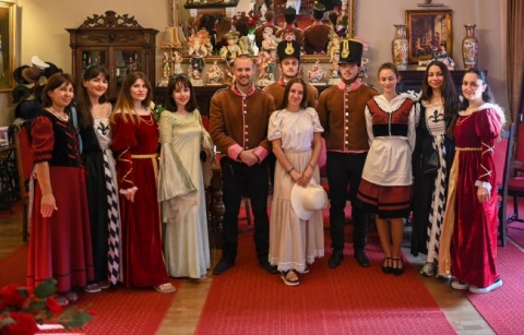 Z�ld Naposok az idei Sokadalmon is időutaztak a XIX. sz�zadba - A K�zdiv�s�rhelyi Nők Egyes�lete j�nius 26-�n a Sokadalom keret�n bel�l tizenkettedik alkalommal szervezte meg a nagy sikernek �rvendő 19. sz�zadi piaci k�rk�pre keresztelt rendezv�nyt. Az esem�nyen k�sz�lt fot�k az egyes�let Facebook oldal�n tekinthetőek meg.  
A korhű ruh�t viselő nőkh�z a Z�ld Nap Egyes�let �nk�ntesei az id�n is csatlakoztak, a fi�k a 15. sz�kely hat�rőr gyalogezred egyenruh�j�t viselt�k, a l�nyok sz�kely ruh�t, a Be Active Be Green projekt t�r�k �s azeri ESC �nk�ntesei pedig hagyom�nyos ruh�t �lt�ttek magukra. A r�sztvevők a G�bor �ron t�ren, a Sissi vend�gh�zba �s a Moln�r J�zsi�s parkban s�t�ltak v�gig. 
Ezt k�vetően a rendezv�ny szervezői a parkban elhelyezett �Udvarterek K�v�h�z�ba� h�zi s�tem�nnyel, te�val, k�v�val �s p�link�val k�n�lt�k meg az �ppen ott-tartozk�d�kat. 
Fot�: Sz�sz Izabella �s Straua Med�rd 
