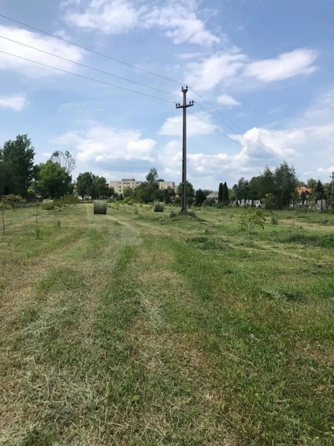 Elad� kert K�zdiv�s�rhelyen a vas�t�llom�s mellett