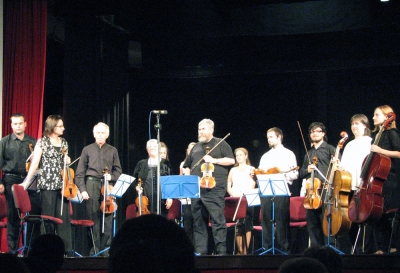 Georgius kamarazenekar a Vigad�ban - A Vigad� nagyterm�ben ad koncertet november 16.-�n vas�rnap a Georgius kamarazenekar. Az előad�son sorra ker�lnek:Vivaldi: �vszakokb�l a T�l �s a Tavasz, koncert hegedűre �s zenekarraAlbinoni: Concerto a cinque op.9.nr.3, koncert 2 obo�ra �s zenekarraJ.S.Bach: h-moll szvit fuvol�ra �s zenekarra