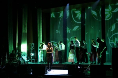 Holdviola koncert a k�zponti sz�npadon - A Holdviola zenekar ad koncertet&nbsp; a k�zponti sz�npadon.A Holdviola zenekar 2006 tavasz�n alakult Miskolcon, nev�t egy B�kk hegys�gben honos vir�g ut�n kapta. Tagok: Barta Zs�fi ( �nek, vok�l ), Farkas P�ter ( dob, bill.hangszerek, vok�l ), G�l Lajos ( git�rok ). A koncertek �lland� k�zrem�k�d�je : Kiss Bal�zs ( bass ) ill. a Szinvav�lgyi N�pt�ncm�hely t�ncosai. Zen�j�kben modern zenei form�ban, tov�bbgondolva elevenednek meg a gy�ny�r� magyar n�pdalok. St�lusuk: elektro – folk, de dalaikban fellehet�ek rock, pop vagy alternat�v zenei elemek is. Letisztult dalaikat az teszi �rdekess�, hogy b�r n�lk�l�znek mindenf�le autentikus zenei megold�st, a n�pdalok m�gis meg�rzik term�szetes hangulatukat. El�ad�saik nem egyszer� popzenei koncertek, hanem a zene, a t�nc, a sz�nh�z, �s a film �tv�zete. Az el�ad�sokon VJ keveri �l�ben a h�tt�r-anim�ci�t, �s a n�pt�ncosok speci�lis koreogr�fi�ja, valamint sz�npadi d�szletek �s egy�b vizu�lis �lm�nyek gazdag�tj�k a m�sort. A mai fel�ll�s 2008 szeptember�re alakult ki. Az ezt k�vet� f�l �v term�keny id�szak�nak k�sz�nhet�en 2009 j�lius�ban megjelenik az els� maxi a WM Music Distribution f�ggetlen kiad� gondoz�s�ban 'B�nat utca' c�mmel, amely 3 dalt tartalmaz. A B�nat utca c. dal hamar a k�z�ns�g kedvenc�v� v�lik. Minim�lis prom�ci� mellett t�bb t�zezren k�v�ncsiak r� az els� h�napokban. Ennek k�sz�nhet�en a dal F�l �vig (!) vezeti a hivatalos MAHASZ Single-, Track let�lt�si list�t, 2009 december�ben aranylemez lett! Ez a brav�r a lista t�rt�nelm�ben eleddig csak egy el�ad�nak siker�lt! 2010 janu�rj�ban jelenik a 'Mad�rka' c. album 11 csod�latos n�pdal feldolgoz�ssal. Az ezt k�vet� 3 h�napban a hivatalos MAHASZ CD elad�si list�j�n v�gig a TOP 3 -ban tart�zkodik az album �s 2010 �prilis�ra 'be is aranyoz�dik'.http://www.myspace.com/holdviolamusic