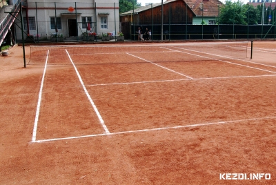 Mûködik a teniszpálya - A Molnár Józsiás parkban található felújított teniszpályák a következõ nyitvatartási programmal fognak üzemelni augusztusban:Hétfõtõl-péntekig: naponta 10 - 12 és 16 - 20 óra közöttSzombatonként 14 - 20 óra között.A pályák használati díja a következõ:Óvodásoknak ingyenes, iskolásoknak, egyetemistáknak 2 lej/óra, felnõtteknek  3 lej/óra. Havi bérletet is lehet vásárolni 50 lejért.Szeretettel várunk mindenkit!Kocsis Zoltán sportiroda vezetõ