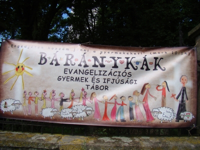 Báránykák Evangelizációs Gyermektábor tizedszer - Az alsócsernátoni IKE (Ifjúsági Keresztyén Egyesület) és IKA Ifjúsági Egyesület idén is megszervezte július 26-30. között a Báránykák Evangelizációs Gyermektábort.A legelső tábort 2001-ben tartották az ikések pécsi barátaik segítségével, és azóta megszakítás nélkül minden nyáron megszervezik, azzal a céllal, hogy az evangélium terjedjen a gyermekek között.Az idei bibliahét tematikai anyagát az előző évekhez hasonlóan a KOEN Alapítvány dolgozta ki, melynek mottója: 'Jertek ünnepeljünk!'A táborba látogató 110 gyermek napi programja a következőképpen alakult: délelőttönként gyülekező, közös éneklés, áhítat, kiscsoportos beszélgetések, ebéd, és délutánonként lehetőség adódott szabadidős-, illetve kézműves tevékenységek kipróbálására, mint bútorfestés, gyertyaöntés, nemezelés, agyagozás, gyöngyfűzés, bogozás, fonás, dinamikus játékok, filmnézés, sportvetélkedők illetve kirándulás a közeli erdőbe.Az áhítatokon Bíró Nándor plébános, Vinczi Botond és Takács Lajos lelkipásztorok szolgáltak, a kézműves tevékenységek levezetésében segítettek Mikola Edit és Haszmann Gabriella.A vakációs bibliahét megszervezését és lebonyolítását támogatta: Kovászna Megye Tanácsa, a Communitas Alapítvány, Nagyoláh Árpád magánvállalkozó, az MP Agro Kft és Fábián Sándor.Továbbá köszönetet érdemelnek Szotyori Irén, Máthé Gizella és Máthé Zsuzsa szakácsnők, akik naponta gondoskodtak a gyermekek meleg ebédjéről.Nem soroljuk fel a neveket, de meg kell említenünk az ikések áldozatkész munkáját, akiknek kitartó és szeretetteljes szolgálata nélkül nem jöhetett volna létre a bibliahét.Adja a Teremtő, hogy még éveken át dolgozhassanak ezek az ifjak, sok gyermeket elvezetve ezáltal Jézus Krisztushoz.Kocsis ZoltánFotó: Bodó Imre