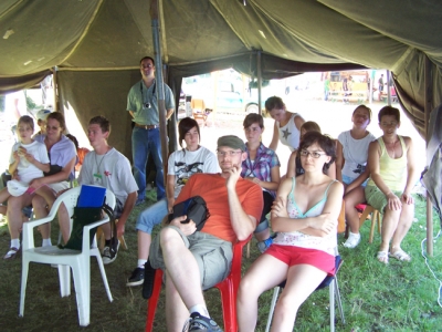 Véget ért a Szabadság, Szerelem ifjúsági tábor (Zöld Nap Sátor) - 2010 július 28-30-ika között került megrendezésre a Szabadság, Szerelem elnevezésű rendezvény az almási réten.A táborban többek között sor került kirándulásra az Almás várához, környezetvédelmi előadásokra, kerekasztal beszélgetésre, kézműves tevékenységekre, lovaglásra, filmvetítésre, koncertekre és különböző más programokra is.A Zöld Nap Egyesület július 30 és 31 -én Zöld Nap sátrat állított fel, ahol a fiatal környezetvédők színes programokkal várták a tábor lakókat.Péntek délután a jelenlévők Márkos Ágnes előadását hallgathatták meg a Zöldútvonal Felső-Háromszéken címmel. Őt követte Tóth Katalin környezetvédelmi felelős (a ZNE oszlopos tagja) előadása a háromszéki védett növényekről. A szervezők a környezetvédelmi előadások után Gál László - Az erdőről hozott pillanatok című 50 perces saját készítésű filmjét vetítették le.Sötétedésig a Zöld Nap sátorhoz oda sereglő több tucat fiatal különböző zöld játékokkal kapcsolódhatott ki. Többek között lehetőségük volt origamizni újságpapírból, komposzt totót és zöld kérdőívet kitölteni.Szombat délután a fórum sátort Biró Levente (ZNE alelnöke) foglalta el a Mozgás, egészség, környezet előadásával majd, őt Incze Réka(Babes-Bolyai Tudományegyetem oktatója) bemutatója követte. Az ebédszünet után Porczel Beáta (ZNE önkéntese) kalauzolta el a jelenlévőket a Földünk éltető eleme a víz előadásával. 17:00-kor megrendezésre került a háromszéki ifjúsági szervezetek közötti kerekasztal beszélgetésre. A beszélgetésen jelen volt: a FIKSZ-HÁRIT, az IKE-CIVEK-Eventus Plus Egyesület, Kovakő-Senior, a KVISZ, a KISZ és a Zöld Nap Egyesület képviselői.Szervezők: Kézdiszéki Ifjúsági Szervezet (KISZ), Zöld Nap Egyesület, Hárit és a FIKSZ.Média támogatóink : Profi Rádió, Transindex, Pluszportál, Székely Újság, Kezdi.info, Székely Hirmondó, Siculus Rádió, Polyp Tv, HáromszékHírszerző: Ráduly AttilaFotó: ZNEAz eseményről készült fotók, a tábor részletes beszámolóját itt olvashatják a zoldnap.info oldalon.