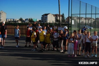 Streetball �s kos�rlabda eredm�nyek - Az �szi sokadalom alkalm�val rendezett streetball verseny eredm�nyei:U 10-es koroszt�ly, fi�kI. PumaII. Kis CsapatIII. Perk�L�nyokI. M�hecsk�kII. TigrisekIII. Sicul BaschetU 14-es fi�kI. Unstop a ballII. Street baller'sA Szentl�leki Sicul Baschet �s a KSE U10-es l�nycsapata bar�ts�gos m�rk�z�sen k�zd�ttek meg egym�ssal, itt 24-21-re gy�zedelmeskedtek a k�zdiszentl�lekiek.Gratul�lunk a nyerteseknek, r�sztvev�knek egyar�nt, valamint Ferencz Edu�rd Szabolcs �s Farkas Alp�r tan�roknak a szervez�s�rt!Kocsis Zolt�n