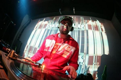 Tamaka + Newgotti @ Spaecial Beats - 2010.09.09-�n cs�t�rt�k�n este 22:00 �r�t�l a Sepsir�di�ban majd szombaton 2010.09.11-�n a Profi R�di�ban Tamaka Spaecial Beats.Vend�g dj: Newgotti [AnonimTM]www.myspace.com/newgotiwww.twitter.com/newgottiwww.residentadvisor.net/dj/newgottiAmi�ta tudja, zene�r�lt. Newgotti gyerekkor�ban m�r belehallgatott a 70-es �s 80-as �vek rock �s heavy metal bakelitjeibe �desapja pickup lej�tsz�j�n. A k�s� 90-es �vekben l�pett kapcsolatba az elektromos zen�vel, els�re a house-os ritmusok �mulat�ban, majd gyorsan �tt�rt olyan �temekre mint a dnb, breaks, big-beat, funk, dub ... 110 bpm f�l�tt. Az underground semmis�gben egy gyorsat kalandozva Newgotti megismerkedett az AnonimTM csapattal �s nemsok�ra b�szke tagja lett ennek. Tiszta �rtelmet ad a j� zen�nek, a m�ly hangulatvil�gnak �s partiknak. Miut�n csatlakozott az AnonimTM csoporthoz, ismert dj-j� �s prom�terr� v�lt.Orsz�gszerte forgatja a lemezeket �s szervez esem�nyeket az AnonimTM t�rsas�ggal �s dj bar�taival. Igazi skool breaker �s magabiztos house, techno �s dub (step, wise, tempo) kedvel�. Szettjeiben a breakbeat minden form�ja alapot ny�jt (techy, duby, ragga, funky, booty) �tv�zve friss bigbeat, brokenbeat, breakstep, 2step, dubstep, house, techno hangz�sokkal, saj�t lenyomat�t hordozva ezeken. &nbsp;A m�sor a r�di�ban Szentgy�rgy�n hallgathat� cs�t�rt�k�n este 22:00 �r�t�l, K�zdiv�s�rhelyen szombaton ugyancsak 22:00 �r�t�l.Sepsi R�di� - 98.5FM - www.sepsiradio.rohttp://radio.planet.ro/sepsiradio.m3uProfi R�di� - 94 FM - www.profiradio.rohttp://radio.netpont.ro:8000/live.m3u vagy http://radio.kezdionline.ro:8000/profi.m3uPremier ut�n j�n a tracklista majd online el�rhet� hallgat�s.Newgotti [AnonimTM] Spaecial Beats tracklistRod Azlan - Selektah! Nunmbernin6 - with you Marcus Visionary - Marumba Gella - Twinkle(Skema Remix) Unknown - We Here (ID ruff mix) Flore Ft MC Runigga - Dancer Mele - Dancer ID - Tell ya TRG - Horny Kalbata - Wallabee Wagawaga - PiTjAntjAtjArA Dub var so = newSWFObject('http://www.kezdi.info/modules/mediaplayer/player.swf','ply1','400','24','9','#ffffff');so.addParam('allowfullscreen','true');so.addParam('allowscriptaccess','always');so.addParam('wmode','opaque');so.addVariable('file','http://allmassive.org/tamaka/radio/tamaka_spaecial_beats_20100909_2.mp3');so.addVariable('duration','34:07');�so.write('mediaspace1');Tamaka Spaecial Beats mix var so = newSWFObject('http://www.kezdi.info/modules/mediaplayer/player.swf','ply1','400','24','9','#ffffff');so.addParam('allowfullscreen','true');so.addParam('allowscriptaccess','always');so.addParam('wmode','opaque');so.addVariable('file','http://allmassive.org/tamaka/radio/tamaka_spaecial_beats_20100909_1.mp3');so.addVariable('duration','66:00');&nbsp;so.write('mediaspace1');