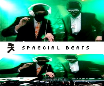 Spaecial Beats - Tamaka + guest: The Filters - A Spaecial Beats legújabb kiadásában a műsor első felében Tamaka egy dub-bemelegítő kört tart, hogy utána mindenki felkészülve fogadja a Sepsi rádióban és a Profi FM-en a The Filters zenekart Csíkszeredából.2010.09.23-án csütörtökön este 22:00 órától a Sepsiszentgyörgyön majd szombaton 2010.09.25-én a Kézdivásárhely Spaecial Beats.A The Filters duó története 2009-ben kezdődött, amikor 2 fiatalember rájött, hogy hasonló zenei ízlésük, valamint zenei tudásuk miatt milyen jó móka egy közös formációt építeni, ahol együtt táncoltathatják meg a nagyérdemű közönséget zenei változatosságukkal, imázsukkal. S hogy mit is csinál ez a két fickó? Koncertjeiken különböző saját remixekkel, feldolgozásokkal, vágásokkal, és egyéb hangjátékokkal jelennek meg. Különböző midi-kontrollereiknek, szintetizátoraiknak, számítógépeiknek köszönhetően egy felettébb érdekes 'élő' show-t kapunk, ahol a fiuk a régi Beatles, Run DMC, AC/DC, Blondie, Queen, Zombie Nation avagy Daft Punk motívumokat a szemünk előtt frissítik fel a legkorszerűbb dobokkal, basszusokkal, s különböző egyéb zenei elemekkel egyaránt. Egyéb jellegzetességük az energikus zenéjük mellett a 'Szűrőknek', hogy minden alkalommal a színpadon a terroristák közkedvelt maszkjait, valamint fekete öltönyt viselnek, ami az elektronikus zenéjükkel párosítva igen izgalmas és érdekes látványt, show-t alkot, mely eddig minden esetben beférkőzte magát a partiarcok szívébe. E tény tovább inspirálva őket, buzdítja a további fejlődésre. Eddig még úgy tudom nem jelent meg önálló albumuk a srácoknak, viszont ezzel szemben eddigi stúdiómixeikben fellelhető rengeteg remixelt, vagy újra remixelt bikicsunáj, ami arra ad következtetést, hogy a tagok igen csak készülnek valamire.Lamasiker (Tündérground Vj)http://www.myspace.com/thefiltersliveThe Filters - Debut Live mix01 - Moby - Mistake The Filters Recut / ? Acapella02 - The Prodigy - Invaders Must Die (Yuksek Remix) The Filters Recut03 - Beastie Boys - Intergalactic (Acapella)04 - Miss Kittin & The Hacker - Dubplate05 - Inutile Ternit - The Filters Remix06 - Depeche Mode - Only When I Loose My Self Acapella07 - Kiki - Gas (The Filters Recut)08 - Pbl - Roar (? Remix) / Blondie - Heart Of Glass Acapella - The Filters Recut09 - Yuksek - I Could Never Be A Dancer10 - Af - Under Control (? Remix)11 - Jxl - Cities In Dust (The Filters Recut)12 - Justice - Dance (Glitch-Filter Edit)13 - Ghostface Killah - Charlie Brown14 - Vitalic - Poison Lips (Extended Mix)15 - Utah Saints - Something Good (Vst Remix)16 - Unknown - Donna Kebab17 - Das Pop - Fool For Love (Yuksek Remix)18 - Jean Elan - Wheres Your Head At (Elan`S Club Mix)Október 2.-án utolsó bejátszás a Profi rádióban este 22 órakor.A műsor a rádióban Szentgyörgyön hallgatható csütörtökön este 22:00 órától, Kézdivásárhelyen szombaton ugyancsak 22:00 órától.Sepsi Rádió - 98.5FM - www.sepsiradio.rohttp://radio.planet.ro/sepsiradio.m3uProfi Rádió - 94 FM - www.profiradio.rohttp://radio.netpont.ro:8000/live.m3u vagy http://radio.kezdionline.ro:8000/profi.m3uPremier után jön a tracklista majd online elérhető hallgatás.