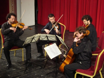 Tiberius von�sn�gyes klasszikus zenei koncert - 2010. okt�ber 23.-�n szombaton 20 �r�t�l tartja a Tiberius von�sn�gyes klasszikus zenei koncertj�t.A Tiberius von�sn�gyes 1994-ben alakult Kolozsv�ron. Tizenhat�ves munk�ss�guk alatt t�bb h�res mesterkurzuson vettek r�szt Angli�ban, Hollandi�ban �s Magyarorsz�gon. A Tiberius k�zel h�rom �ve a Marosv�s�rhelyi Filharm�nia �llami Von�sn�gyese stat�tumot kapta meg. A von�sn�gyes reperto�rja Haydn, Mozart, Beethoven, Schubert �s Bart�k m�vekb�l �ll.&nbsp; A Tiberius von�sn�gyes tagjai: Moln�r Tibor (I.heged�), Lokodi K�roly (II.heged�), Moln�r J�zsef (br�csa), Kozma P�ter (csell�).