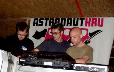 Tamaka Spaecial Beats and guests: Astonaut Kru + Dj Jumbo - Cs�t�rt�k�n Sepsiszentgy�rgy�n �s szombaton K�zdiv�s�rhelyen Spaecial Beats premier este 22:00-kor a r�di�ban.A m�sor vend�g-el�ad�i az Astronaut Kru - D�v�r�l �s dj Jumbo K�zd�v�s�rhelyr�l.A m�sor els� fel�ben kis intr� ut�n lep sz�r�sba Burner Greene mix, amit Jumbo legfrissebb drumandbass-dubstep szettje k�vet.Sepsi R�di� - 98.5FM - www.sepsiradio.rohttp://radio.planet.ro/sepsiradio.m3uOkt�ber 21 [premier] + okt�ber 28 [replay] - este 22 �ra on AIRProfi R�di� - 94 FM - www.profiradio.rohttp://radio.netpont.ro:8000/live.m3u vagy http://radio.kezdionline.ro:8000/profi.m3uOkt�ber 23 [premier] + okt�ber 30 [replay] - este 22 �ra on AIR