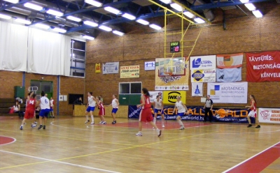Kosárlabda KSE - magyar torna - A KSE U18-as utánpótlás csapata november 3-6 között Magyarországon játszott 4 barátságos mérkőzést felnőtt NB II-es valamint U18-as csapatok ellen, amelyen a következő eredmények születtek: Gyöngyös (NB II-es ) - KSE 85-39,OSC Bubapest (NB I B csoportos) - KSE 75-68BSE Budapest (U18) - a tavalyi Magyar bajnokcsapat - KSE 81-45MAFC Budapest (U18-as ) - KSE 73-64Szombaton este a lányok élőben nézhették meg a BSE - Sopron-i MKB Eurolizing NB I-es mérkőzést (42-95) amelyen az Euróligás soproni csapat egy fantasztikus 'friss világbajnok ' amerikai játékost is felvonultatott Angel Mccourgtry személyében.Egy nagyon hasznos kiruccanás volt, amelyen a lányaink az elvesztett mérkőzések ellenére sokat tanulhattak, a KSE pedig újabb kapcsolatokat alakított ki ellenfeleivel.