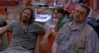 The Big Lebowski a Filmklubban - November 25.én 19 órától a 'The Big Lebowski' című 1998-as amerikai-angol vígjáték kerül vetítésre a Filmklubban.A film hossza 117 perc, rendezte Joel Coen, szereplők: Jeff Bridges, Jhon Goodman, Julianne Moore, John Turturro, Steve Busceni.Jeff Lebowski (Jeff Bridges) egyetlen aranytörvénye az életben: élj és hagyj élni! Békésen lopja a napot, iszogatja kedvenc koktélját és döntögeti a rekordokat törzshelyének tekepályáján. Haverjai mind hasonlóan céltalan csodabogarak. Az idilli életet megzavarja két rosszarcú és modortalan gengszter, akik betörnek lakásába. A meglepett Lebowskit helyben hagyják és bepiszkítják kincset érő perzsaszőnyegét. Hősünk felkerekedik az igazi Lebowskihoz (David Huddleston), hogy tisztázza a félreértést és kártérítést kapjon. Az öreg milliomos névrokona viszont üzletet ajánl: szerezze vissza 'elrabolt' ifjú feleségét.