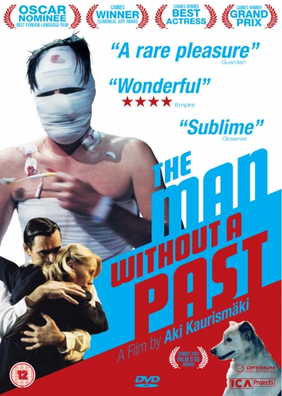 A múltnélküli ember a Filmklubban - Elérkeztünk a 2010-es év utolsó vetítéséhez, december 30-án 19 órától 'A MÚLT NÉLKÜLI EMBER' (Miesvaillamenneisyyttä, The Man without a past) című finn-német-francia 2002-es filmdrámát tekinthetik meg az érdekődők 97 perceben.Rendező: Aki Kaurismäki.A film több Cannes, Jussi, Európai Filmakadémia és Oscar díjjelölést kapott.Egy ismeretlen férfi érkezik vidékről a fővárosba, ahol az első éjszaka úgy összeverik, hogy ettől kezdve emlékezetkiesés benszenved. Az Üdvhadsereg veszi gondjaiba, lakást, munkát, ruhát szerez neki. Hamarosan tapogatózó, félénk szerelmi viszonyba bonyolódik az egyik ápolónővel (Kati Outinen). Így kezdődik ez az epikus dráma, vagy mondhatni a magányos, csóró szívek álma azÚr, illetve másképpen szólva a madarak végtelen ege alatt.B.Ú.É.K mindenkinek,Filmklub.