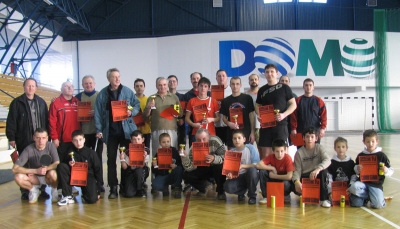 Háromszéki Amatőr Asztalitenisz Bajnokság eredmények - 29 sportoló nevezett be a február 7.-én megszervezett Háromszéki Amatőr Asztalitenisz Bajnokságra Kézdivásárhelyen.Több, mint 4 órás küzdelem után a következő eredmények születtek:Ifjúságiak:I. Szígyártó Rudolf - KézdiszentlélekII. Hodor Levente - KézdivásárhelyIII. Oláh Jónás - SepsiszentgyörgyFelnőttek:I. Barti Szilárd - KézdivásárhelyII. Munteanu Zsolt - KézdivásárhelyIII. Szász Ernő - SepsiszentgyörgyVeteránok:I. Bodnar Mircea - SepsiszentgyörgyII. Hering Ferencz - SepsiszentgyörgyIII. Kovács Kálmán - SepsiszentgyörgyA verseny megszervezése érdekében nyújtott segítségért köszönetet mondunk a Shot and Go cégnek, a megyei sportigazgatóságnak, Dobolyi Aladár edzőnek és tanítványainak.Február 28-án megismételjük a megmérettetést, szeretettel várunk minden amatőr asztaliteniszezőt sportcsarnokunkba,Kocsis Zoltán sportiroda vezető.