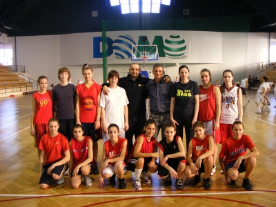 H�tv�gi kos�rm�rkőz�sek - P�ntek d�lut�n 15 �r�t�l k�t edzőm�rkőz�s zajlott a k�zdiv�s�rhelyi sportcsarnokban, amelyen a c�hes v�rosban edzőt�boroz� rom�n l�nyv�logatottak j�tszottak a helybeli kos�rcsapatok ellen.Eeredm�nyek:KSE (U16 lanyok)&nbsp; - Rom�nia&nbsp; v�logatottja(U14):&nbsp; 57 - 65NMSK (U17 fi�k) - Rom�nia v�logatottja ( U16 l�nyok):&nbsp; 85 - 74Szombaton 9 �r�t�l zajlott az U14-es (ifi III) l�nykosarlabda bajnoks�g k�z�pd�ntőj�nek 3. fordul�ja. A KSE csapata n�h�ny ponttal maradt csak alul a temesv�ri Bega csapat�val szemben, ilym�don az eredm�ny:&nbsp; 47-55 (10-16; 13-11; 12-16; 12-12)A KSE �sszet�tele: L�n�rt Paula (26p), Csutak Andrea (7p), Salamon Zsuzsa (6p), Csillag Adrienn (3p), Filep B�borka (2p), K�szoni Bogl�rka (2p) , Luka Zsuzsa (1p), Bal�zs Barbara, Debreczi Iring�, Gocsmann Eszter, Demeter N�ra, Dezső Barbara, edző: L�n�rt Adolf.Egy kiegyens�lyozott m�rkőz�s volt, amelyen a KSE csapata nagy győzniakar�ssal j�tszott nevesebb ellenfele ellen. A veres�g fő oka az, hogy a t�voli dob�saink el�gg� pontatlanok voltak �s a vend�gek 192 cm. magas (Blanaru Bianca 22p), az U 16-os v�logatottban is szereplő '�ri�s�t' csak r�szben siker�lt semleges�ten�nk a kos�rpal�nk k�zel�ben. A m�rkőz�s legjobbja L�n�rt Paula volt a maga 26 pontj�val illetve a t�bb, mint 20 lepettan�j�val.Gratul�lunk l�nyok hajr� KSE, kitart�st - csak �gy tov�bb!Kocsis Zolt�n sportiroda vezető.