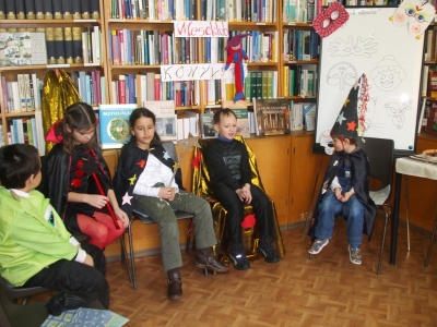 Meseklub a k�nyvt�rban: Farsangi mulats�g - Meseklub!A B�r� Wessel�nyi Mikl�s V�rosi K�nyvt�rban 2011. febru�r 24-�n cs�t�rt�k�n Meseklub 15-16 �ra k�z�tt az �vod�soknak, 16-17 �ra k�z�tt az I-IV oszt�lyosoknak.A Meseklub tev�kenys�ge: Farsangi mulats�g.