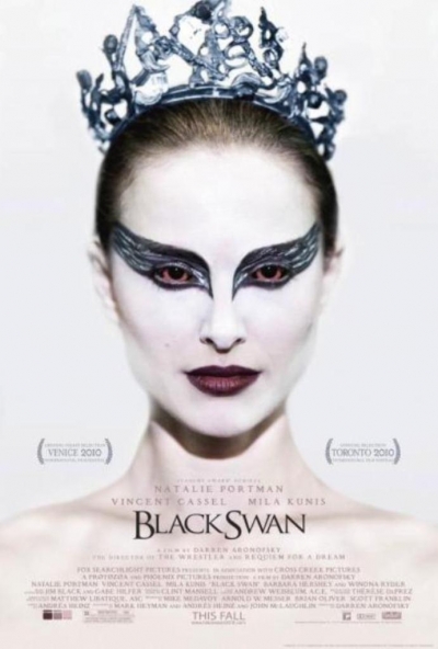 Black Swan - Fekete Hattyú a filmklubban - Február 10.én 19.órától a Filmklubban, a 'Black Swan '(Fekete Hattyú) című, 2010.es amerikai dráma kerül vászonra 108 percben, Darren Aronofsky rendezésében. Szereplők Natalie Portman, Vincent Cassel, Mila Cunis, Winona Ryder. A film több 2011.es Golden Globe, BAFTA, Oscar díjra van jelölve.Nina (Natalie Portman), a New York-i balett balerinája, aki csak a táncnak él. Anyjával, Ericával (Barbara Hershey) lakik, aki valaha szintén balerina volt, így mindenben támogatja is lányát, hogy ő legyen a legjobb. Amikor a rendező-koreográfus, Thomas Leroy (Vincent Cassel) úgy dönt, hogy a Hattyúk Tava új szezonjában lecseréli a jelenlegi prima balerinát, Beth MacIntyre-t (Winona Ryder), a fő hattyú szerepére Nina less az első számú jelölt. Viszont feltűnik a színen egy új táncos, Lily (Mila Kunis), aki teljesen lenyűgözi Thomast…
