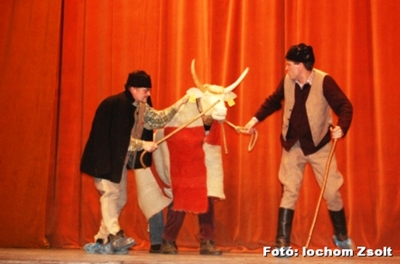 Sz�kely G�b�k - 2011. febru�r 26., szombaton 19 �r�t�l, Sz�kely G�b�k a Vigad�ban.A cs�kszentgy�rgyi Sz�kely G�b�k m�r �t �ve sz�rakoztatj�k az erd�lyi k�z�ns�get, de egyre gyakrabban kapnak megh�v�st Magyarorsz�gra is.&nbsp;A k�t humorista, Vitos Imre �s Feh�r Zolt�n vicces t�rt�netei, jelenetei a cs�ki sz�kelyek �let�b�l ihlet�dtek - k�t 'sz�kely g�b�' szemsz�g�b�l mutatj�k be kicsiny vil�gunkat. A humorp�ros 2008-ban megnyerte a Humorfesztiv�lt is. Ezt k�vet�en jelent meg els� DVD-lemez�k A m� id�nkben nem �gy v�t c�mmel, melyet a Diszn�v�g�s �reg m�dra c�m� filmj�k k�vetett. 2009 kar�csonyakor jelent meg harmadik filmj�k Sz�nacsin�l�s c�mmel, 2010-ben pedig negyedik DVD-filmj�k, a Pity�kaszed�s.&nbsp;