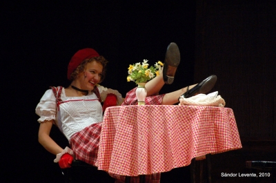 A cs�kszeredai Cs�ki J�t�ksz�n Cs�kos Asszony operettje - Cs�kos asszony -2011. m�rcius 22-�n, 19 �rakor a k�zdiv�s�rhelyi V�rosi Sz�nh�zban vend�gszerepel a cs�kszeredai Cs�ki J�t�ksz�n, a 'Cs�kos Asszony' c�m� operettj�vel. Jegyek el�v�telben a Vigad� titk�rs�g�n v�lthat�k.A j�zsefv�rosi Nagytemplom utc�ban P�nk�sdi Kat�t �nneplik. A tal�lt gyerekb�l primadonna lett, �s beleszeretett az operett zeneszerz�j�be, Dorozsmai Pist�ba, aki Ibolya Ede dalsz�veg�r�val egy�tt ugyanabban az udvarban b�rel lak�st, Kubanek hentest�l, Kat�ka nevel�apj�t�l. Pista �s Kubanek titokban megszervezt�k Kat�ka �nnep�lyes eljegyz�s�t, csakhogy a v�leg�ny, m�lt �jszakai lumpol�sa k�zben az egyik lok�l pinc�r�n�l hagyta a jeggy�r�ket a sz�mla fej�ben, r�ad�sul �taludta az eg�sz napot. M�r nincs id� helyrehozni a dolgokat, nemsok�ra el� kell �llni a meglepet�ssel, a gy�r�k meg sehol!Szil�gyi L�szl� - Zerkovitz B�la: CS�KOS ASSZONY (operett k�t r�szben)szereposzt�s: B�r� Tarpataky: F�L�P ZOLT�N, P�nk�sdi Kat�: KISS BORA, Dorozsmai Pista: K�NYA �T� BENCE, Ibolya Ede: KOSZT�NDI ZSOLT, Rica-Maca: BENEDEK �GNES�, Hunyadin�: D�LNOKY CSILLA, Kubanek, hentes: L�RINCZ ANDR�S-ERN�, Salvator, f�komornyik: GIACOMELLO ROBERTO, Csipcsala, p�k: BODEA TIBOR,Rend�r: BILIB�K ATTILA, Hentesinas: PAP TIBOR, Orfeumi l�nyok: FEKETE BERNADETTA, R�DULY BE�TA, ZSIGMOND �VA-BE�TA, Pinc�r a Wampeticsben: KISS ERN�. Zenekar: R�DUJ G�BOR, SZ�GY�R �RP�D, VERESS CSABA, �gyel�: TAT�R ATTILA, s�g�: D�SA ERZS�BET, dramaturg: BUDAH�ZI ATTILA, zenei vezet�: MANFR�DI ANNAM�RIA, koreogr�fus: HORV�TH GYULA-ANTAL, d�szlet-jelmeztervez�: KELEMEN KATA, rendez�: PAR�SZKA MIKL�S. A Los Angeles c�m� sz�m dalsz�veg�t Harmath Imre �rta. Az el�ad�s a Prosc�nium, a Pentaton �s az UMPA szerz�i �gyn�ks�gek enged�ly�vel �s k�zvet�t�s�vel k�sz�lt. Fot�k: S�ndor Levente.Bel�p�s: 20 lej.www.csikijatekszin.ro