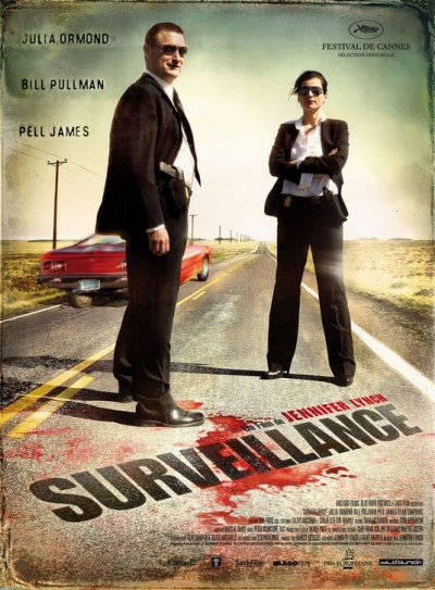 Surveillance (Aberr�lt �lvezetek) amerikai-kanadai krimi a Filmklubban - M�rcius 17.�n 19.00 �r�t�l a Filmklubban, a 'Surveillance” (Aberr�lt �lvezetek) c�m�, 2008.as sz�nes, amerikai-kanadai krimi ker�l v�szonra 93 percben, Jennifer Chambers Lynch rendez�s�ben, producer David Lynch.Egy kisv�rosban kett�s gyilkoss�g t�rt�nik. K�t FBI �gyn�k �rkezik ennek kivizsg�l�s�ra, Elizabeth Anderson �s Sam Hallaway. A rend�r�rs h�rom szob�j�ban megkezd�dik a h�rom t�l�l� kihallgat�sa, egy 9 �ves l�ny�, egy rend�r� �s egy 20 �vk�r�li drogf�gg� n��. Sam mindh�rmuk kihallgat�s�t figyelemmel k�s�ri egy negyedik szob�b�l �s lassan kibontakozik el�tte, mi t�rt�nhetett egy nappal kor�bban…