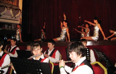 Tavaszk�sz�nt� koncert - a Tanul�k Klubja el�ad�s�ban - 2011. �prilis 8.-�n, p�nteken 18 �r�t�l Tavaszk�sz�nt� koncert - a Tanul�k Klubja el�ad�s�ban.Fell�pnek a kicsi �s nagy f�v�szenekarok, a kis �s nagy mazsorettek magyar t�rt�nelmi indul�kkal, filmzen�vel �s k�nny�zenei feldolgoz�sokkal.Helyjegy �s feln�ttjegy: 10 lej, gyerekeknek 5 lej.