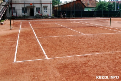 Indul a teniszez�s - K�zdiv�s�rhely Polg�rmesteri Hivatal�nak sportirod�ja a lakoss�g tudom�s�ra hozza, hogy �prilis 1.-t�l megny�lik a Moln�r J�zsi�s Parkban tal�lhat� teniszp�lya, a k�vetkez� nyit�si renddel:Naponta 15:00 - 21:00 �ra k�z�tt, vas�rnap z�rva vagyunk.Egy jegy �ra 3 lej di�koknak, 5 lej feln�tteknek. Egy havi b�rlet �ra 50 lej.Szeretettel v�runk mindenkit!Kocsis Zolt�nSportiroda vezet�facebook.com/kezdisport