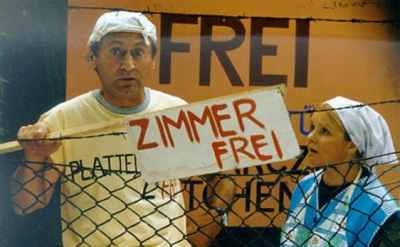 Zimmer Feri a filmklubban - M�jus 5.-�n 19.�r�t�l a Filmklubban, a&nbsp; 'Zimmer Feri' c�m�,&nbsp; 1998.as magyar v�gj�t�k, ker�l v�szonra 89 percben Tim�r P�ter rendez�s�ben.A t�rt�net helysz�ne egy balatoni �d�l�, amelyet Fik�sz Ferenc, �tven�ves v�llalkoz�, hatalmas ad�ss�got nyak�ba v�ve kib�rel. Terve szerint �szre kifizeti az ad�ss�got �s lerakja csal�dja boldogul�s�nak alapjait. Term�szetesnek veszi, hogy ennek a c�lnak az el�r�s�hez minden eszk�zt alkalmaznia kell: m�regdr�g�n adja ki a szob�kat, vizezi a s�rt, romlott h�sb�l f�z, f�ldet kever a k�v�hoz. Kiz�r�lag a csal�dj�ban b�zik, b�r benn�k sem mindig. Feles�ge, l�nya, veje �s a n�ger konyhal�ny alkotja a 'kifoszt�kombin�t' leg�nys�g�t, amely m�g kib�v�l Petivel, Fik�szn� unoka�ccs�vel is. A fi� eredetileg nyaralni j�tt, de term�szetesen �t is be�ll�tj�k a haszontermel� l�ncba. Az � szem�vel l�tjuk ezt a groteszk, a bev�tel hajszol�s�ba sz� szerint beleh�ly�l� vil�got.