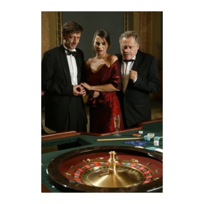 Filmklub EKSZKLUZ�V - Montecarlo! �s Fischer G�bor rendez� - Filmklub EKSZKLUZ�V! Vend�g�nk lesz Fischer G�bor rendez�, a film ut�n k�z�ns�gtal�lkoz�!!!M�jus 12.-�n 19.�r�t�l a Filmklubban, a&nbsp; 'Montecarlo!' 2004-es sz�nes, magyar v�gj�t�kot vet�tj�k Fischer G�bor rendez�s�ben. Szerepl�k: Koltai R�bert, Mucsi Zolt�n, Pikali Gerda.Tot�lis cs�dben van a k�lv�rosi iskola. Mikor minden rem�ny �sszed�l, Makkosi, a ki�br�nd�t� helyzetbe belet�r�d� pedag�gus �s Annamari, a csinos franciatan�rn�, kiss� kapatosan a szentendrei kaszin�ban k�t ki. Meglepve tapasztalj�k, hogy Makkosi el�re meg tudja mondani a rulett nyer�sz�mait. A matektan�rt nem hagyja nyugodni a dolog �s amikor szerelme is veszni l�tszik, mindent egy lapra tesz fel: megmenteni az �let�t, szerelm�t �s az iskol�t. �r�lt terve, hogy a Monte-Carl�-i kaszin�ban sokszorozz�k meg az iskola kev�s p�nz�t.Forr�s : port.hu
