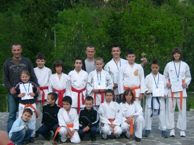 Tusnd kupa Sporting Budo Karate Klub eredmnyek - Mjus 14-15.-n, 2. alkalommal rendeztk a TUSND kupt Tusndfrdn amelyen 7 karate klub kzel 100  versenyzje vett rszt klnbz korosztlyokban.A kzdivsrhelyi Sporting Budo Karate Klubot 17 versenyz kpviselte amelybl 10 rem szletett kt prbban (kata-kumite).Vajik Eszter (8-9 ves korosztly formagyakorlat - II. hely,  kumite II. hely,Balska Etele (8-9 ves korosztly formagyakorlat III. hely,Bartok Rbert (10-11 ves korosztly formagyakorlat II. hely, kumite III. helyGl Ott (12-13 ves korosztly formagyakorlat I. hely, kumite III. hely,Molnr Jlia (ifj. koroszytly) formagyakorlat II. hely,Somai Lszl (ifj. korosztly) formagyakorlat I. hely, kumite II. hely.Minden rsztvev dicsretet rdemel s ksznet illeti Vajik Csaba s bartk Csaba edzket a kitart, eredmnyes munkjukrt!Kocsis Zoltn