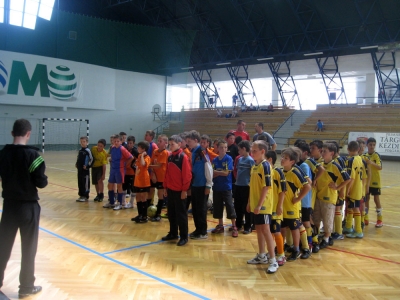 Goldim Kids teremlabdar�g� torna - K�zdiv�s�rhely Polg�rmesteri Hivatala �s a Nagy M�zes Sportklub labdar�g� szakoszt�lya m�jus 29-�n szervezi meg a Goldim Kids teremlabdar�g� torn�t a c�hes v�ros sportcsarnok�ban.A megm�rettet�sre 8 csapat hivatalos,&nbsp; Marosv�s�rhely, R�gen, Brass�, Sz�kelyudvarhely, Cs�kszereda, Sepsiszentgy�rgy �s K�zdiv�s�rhely 2000-ben sz�letett labdar�g�i fognak p�ly�ra l�pni ez alkalommal.Kocsis Zolt�nsportiroda vezet�facebook.com/kezdisportFrissK�zdiv�s�rhely Polg�rmesteri Hivatala �s a Nagy M�zes Sportklub labdar�g� szakoszt�lya szervez�s�ben m�jus 29-�n, vas�rnap ker�lt sor a Goldim Kids Kupa megrendez�s�re a c�hes v�ros sportcsarnok�ban.A beiratkozott 8 csapatb�l 7 meg is jelent, l�ssuk az eredm�nyeket:K�zdiv�s�rhelyi NMSK - Sepsiszentgy�rgyi J�v� 0-0Sz�kelyudvarhelyi FC - Forex FC 1-0Sz�szr�geni ISK - Marosv�s�rhelyi LPS 3-0NMSK - Sz�kelyudvarhelyi FC 1-4FC Bentea - Sz�szr�geni ISK 0-0Sepsiszentgy�rgyi J�v� - FC Forex 2-0NMSK - FC Forex 4-2Sepsiszentgy�rgyi J�v� - Sz�kelyudvarhelyi ISK 0-1FC&nbsp; Bentea - Marosv�s�rhely&nbsp; 3-2Helyez�sek:1. Sz�kelyudvarhelyi ISK2. Sz�szr�geni ISK3. Sepsiszentgy�rgyi J�v�4. FC BENTEA5. Marosv�s�rhely6. K�zdiv�s�rhely7. ForexA torna legeredm�nyesebb j�t�kosa Suciu Bogdan (Marosv�s�rhely), legjobb kapuv�d� Vlasca Leonard (Sz�szr�gen) �s legjobb j�t�kos Tam�s N�ndor (NMSK)A k�zdiv�s�rhelyi csapat a k�vetkez� labdar�g�kb�l tev�d�tt �ssze:Burloiu&nbsp; Andrei, Tam�s N�ndor (3 g�l), Rancz Attila (2 g�l), Kozman Botond, B�r� Bence (1 g�l), Sz�sz Zsombor (1 g�l), Bakk Szil�rd, Koszti Hunor, Tur�czi Istv�n, Csomor M�t�.Edz�: Csengeri AttilaNagy J�zsef, Kocsis Zolt�nFot�: Nagy J�zsef