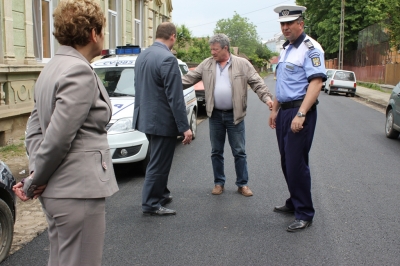 Az Apor P�ter utca egyenir�ny�s�t�sa - R�cz K�roly polg�rmester szorgalmazta az Apor P�ter utca egyenir�ny�s�t�s�t, valamint annak megfelel� sz�les�t�s�t, annak �rdek�ben, hogy a tervbevett munk�latok alapj�n park�roz�si lehet�s�get biztos�tsanak az utca mindk�t oldal�n. Az egyenir�ny� utc�t jel�l� t�bl�k felszerel�s�r�l, Iftimie Tache rend�rfel�gyel� �s Szov�ti J�nos, az �nkorm�nyzat v�rosrend�szeti alkalmazottja, biztos�totta a polg�rmestert.Az Apor P�ter utca leaszfaltoz�s�t k�vet�en, a munk�latokat az �ttest kisz�les�t�s�vel folytatj�k, a j�rdaszeg�ly �s az es�v�z lefoly�k �thelyez�se k�vetkezt�ben.Szab� Katalin sajt�referensK�zdiv�s�rhely Polg�rmesteri Kabinettel: + 40 0742 269 331&nbsp;&nbsp;&nbsp;&nbsp;&nbsp; + 40 0736 898 438e-mail: katalin.szabo@kezdi.ro
