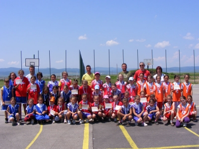 Háromszék minikosárlabda bajnoksága - Szombaton a kovásznai Sicul Basket SE szervezésében a kézdivásárhelyi
Sinkovits Stadion kosárpályain zajlott a lány 'B' kategóriás
minikosárlabda bajnokság döntő tornája.
A torna győztese a Néda Barna által felkészített gelencei csapat lett miután a döntőben egy nagyon látványos váltakozó iramú mérkőzésen egy ponttal legyőzte a Ferencz Szabolcs szentléleki csapatat úgy, hogy a szentlélekiek az utolsó másodpercekben kihagytak két büntetőt, amelyet ha
bedobnak akár nyerhettek volna is.A táblázat1. Gelence (edző Néda Barna)2. Szentlélek (edző Ferencz Szabolcs)3. Zabola (edző Györgydeák Szabolcs)4. Csernáton (edző Györgydeák Szabolcs)5. Zágon (edző Bedneag Irma)A torna All Star csapata: Maksai Boglár (Zágon), Csüdőr Ágnes
(Szentlélek),Kovács Erika és Szurkos Johanna (Gelence), Gajdó Boglárka
(Csernáton)A torna legjobb védője: Temérdek Friderika (Zabola)A kosárkirálynő: Mátyus Anita (Szentlélek)A legjobb játékos (MVP) Barabás Kincső (Szentlélek)A bajnokság támogatói: A Kovászna Megyei Tanács és a Megyei Sportigazgatóság, a Kézdivásárhely-i és a kovásznai Polgármesteri
Hivatalok Sportirodái és a Lénárt Optika.