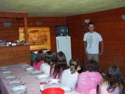 Zöld nevelés az Önismereti táborban - A Zöld Nap Egyesület 2011 június 23-án a bálványosi Önismereti táborban környezettudatos nevelést tartott.A jelenlévőnek vetített képes bemutatót Ráduly Attila egyesületünk elnöke tartotta. Az érdeklődők betekintést nyerhettek, hogy kis odafigyeléssel felelős állampolgárként is tehetnek a klímaváltozás ellen. Minél többen fogadják meg ezeket a tanácsokat, annál komolyabb hatást tudunk elérni. Megkönnyíti a dolgunkat, hogy az energiatakarékosság érdekében meghozott döntéseink közvetlen előnyökkel is járnak. Ezt követően pedig György Attila koordinálásával ökolábnyom mérésre s origamizásra került sor. A nap zárásaként a ZNE csapata megköszönte Szabó Tünde tanárnő meghívását.Szerző: Ráduly AttilaFotó: György AttilaBővebben:WhokiquiZöldnap.infó