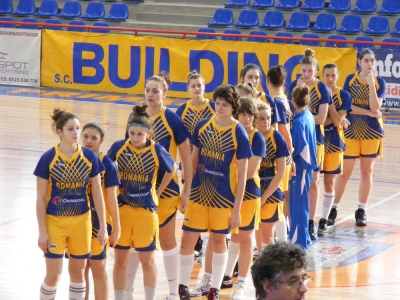 K�zdiv�s�rhelyen az U18-as kos�rlabda n�i v�logatott - A vak�ci� kezdet�vel edz�t�borokba vonultak a kos�rlabda ifj�s�gi v�logatottak �s k�zel k�t h�napig k�sz�lnek a k�zelg�&nbsp; Eur�pa Bajnoks�gokra. H�rom nagyon tehets�ges&nbsp; k�zdiv�s�rhelyi kisl�nyt h�vtak be a felk�sz�l�sekre L�nart Paul�t az U16-ba, Demeter Hann�t �s&nbsp; Domokos R�k�t az U18-ba. Az U18-asok j�nius 25 - j�lius 5 k�z�tt a k�zdiv�s�rhelyi sportcsarnokban edzenek majd Bukarestbe k�lt�znek �s onnan Nagyv�radra. K�zben edz�m�rk�z�seket fognak j�tszani Bulg�ri�val, Szerbi�val, Szlov�ni�val �s az EB el�tt Franciaorsz�ggal.&nbsp; Az U18-as EB augusztus 4-14 kozott zajlik NagyvaradonAz U16-osok Krajov�n kezdt�k a f�lk�sz�l�st, j�lius 1-3 k�z�tt Kikind�ra utaznak �s Szerbia ellen j�tszanak h�rom bar�ts�gos m�rk�z�st. J�lius 6-t�l Aradon folytass�k ahol Magyarorsz�g csapat�val j�tszanak oda-vissza alapon k�t edz�m�rk�z�st .Az U16-os EB augusztus 11-21 k�z�tt zajlik Aradon.