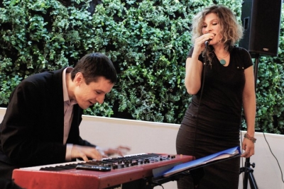 F�bi�n Julianna �s S�rik P�ter jazz koncert - Rom�niai turn�juk sor�n szeptember 15.-�n K�zdiv�s�rhelyen a V�gad�ban este 21:00 �r�t�l tart koncertet F�bi�n Julianna �s S�rik P�ter.A turn�t a Bukaresti Magyar Int�zet t�mogatja.S�rik P�ter 1972-ben sz�letett Cegl�den, a budapesti Liszt Ferenc Zenem�v�szeti Egyetemen diplom�zott 1997-ben. K�s�bb klasszikus zenei tanulm�nyokat folytatott Prunyi Ilona ir�ny�t�s�val. Az �vek sor�n a jazz mellett majd’ minden zenei ir�nyzatban kipr�b�lta mag�t: j�tszott, klasszikus, k�nny�, pop, latin �s vil�gzen�t. Jelenleg saj�t Tri�j�t vezeti, mellyel rendszeresen turn�znak szerte Eur�p�ban. E mellett sz�mos zenekarban �s el�ad�val dolgozik.F�bi�n Julianna 1980. j�lius 9-�n sz�letett Budapesten. Zenei tanulm�nyait a Pet�fi S�ndor �ltal�nos iskola �nek-Zene tagozat�n alapozta meg, ahol klasszikus zongor�t is tanult. K�s�bb a K�lkereskedelmi F�iskol�n szerzett diplom�t, mellyel p�rhuzamosan (2001-2003.) az Et�d Zeneiskol�ban saj�t�totta el a jazz�nek alapjait - tan�rai Munk�csi Bea �s Winand G�bor voltak.K�t �v �nek tanul�s ut�n felv�telt nyert a Liszt Ferenc Zenem�v�szeti Egyetem Jazz tanszak�ra, melynek jelenleg v�gz�s hallgat�ja, Berki Tam�s tan�tv�nyak�nt. �rett, �t�lt el�ad�sm�dja mellett kiemelked� fejlett st�lus�rz�ke �s improvizat�v k�szs�ge.Sz�mos form�ci� tagja volt - a kiz�r�lag n�i tagokb�l �ll� Soft Jazz Band, az elektronikus zen�t j�tsz� Erik Sumo Band, saj�t jazz kvartettje - a Just In Time, �s a T�li M�rta m�v�szeti vezet�s�vel indult, �t jazz�nekesn�b�l �s n�gytag� zenekarukb�l �ll� form�ci� - a Jazzjet - �nekesn�jek�nt. Saj�t kvartettje, a Just In Time k�t �vig volt jelen a hazai jazz �letben �s adott koncerteket klubokban �s fesztiv�lokon, t�bbek k�zt a Jazztergom fesztiv�l, a Sziget Fesztiv�l, a Columbus Jazzklub �s az A38 sz�npad�n - itt pl. a blues legenda, Roben Ford el�zenekarak�nt. A kvartett olyan zen�szegy�nis�gekkel is fell�pett, mint a trombit�s Fekete-Kov�cs Korn�l, Ducsai Szabolcs vagy a fiatal git�ros tehets�g, Ol�h Szabolcs.F�bi�n Juli jelenleg az elektronikus nu-jazz - drum and bass form�ci�, a Barab�s L�rinc Eklektric �nekesn�je, mely fenn�ll�s�nak m�sf�l �v�ben rengeteg budapesti klub �s rendezv�ny r�sztvev�je volt. A zenekar id�n k�t �zben is a vil�gh�r� Eric Truffaz el�zenekarak�nt l�p sz�npadra, emellett 2007. �sz�n turn�ra indul sz�mos Magyarorsz�ggal szomsz�dos orsz�g �rint�s�vel.Bel�p�s: 10 lejhttp://www.petersarik.com/