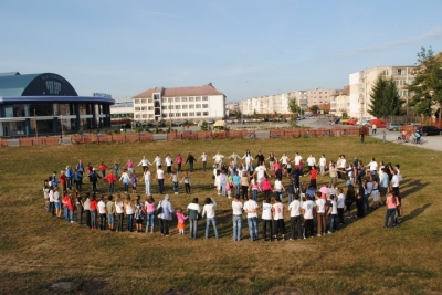 Harmadik alkalommal emlkeztek meg a Bke Napjrl - Tbb mint 120-an gyerekek, fiatalok s felnttek vettek rszt szeptember 21-n a Zld Nap Egyeslet felhvsra azon a happeningen, amelynek clja, hogy az erszakmentessgrt kampnyoljon. A szervezet immr harmadik alkalommal csatlakozott a Nemzetkzi Bke Nap rendezvnyeihez. A kzdivsrhelyi Sinkovits stadionnl alaktottk ki a bke nemzetkzi szimblumt.A rendezvnyrl kszlt fotk megtekinthetk a Zld Nap Egyeslet facebook oldaln!Az immr hagyomnyoss vlt happeninget Fejr Ameli Lilla a Zld Nap Egyeslet nkntesnek zenje indtotta. A dalt kveten Rduly Attila fszervez ismertette a jelenlvkkel a rendezvny cljt s a bke fontossgt.A megmozdulson felolvassra kerlt Tth Katalin a Zld Nap Egyeslet tagja ltal, Ban Ki Mun ENSZ ftitkr erre a napra rt zenete magyar s romn nyelven. Zr mozzanatknt Fejr Zsombor hatolykai aktivista felreptette kt galambjt. A 'bkegalamb' a hborellenessg jelkpe. Nem a termszete alapjn, hanem a ragyog szpsge miatt.A legtbb rdekld a kzdivsrhelyi Turczi Mzes -, a nagyborosnyi Bartha Kroly s a kzdivsrhelyi Petfi Sndor iskolbl kerlt ki.A szervezk ksznik minden rsztvevnek a jelenltet.Szerz: Rduly AttilaFot: Barti Jnos