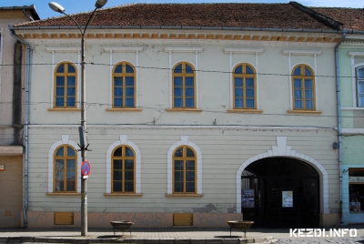 Incze László Céhtörténeti Múzeum névadó ünnepség - Tisztelt Támogatók és Érdekeltek!Örömmel tudatjuk, hogy a kézdivásárhelyi múzeum 'Incze László Céhtörténeti Múzeummá' való átnevezésében nagy előrelépés történt. Tamás Sándor, Kovászna megye Tanácsának elnöke aláírta a kézdivásárhelyi múzeum névadásának kérvényezését és kilátásba helyezte, hogy erre 2012 márciusában, a múzeum alapításának 40-ik évfordulóján, nagy valószínűséggel sor kerülhet. Ez év szeptemberig közel 4500 személy támogatta interneten, illetve nyomtatott formában a kezdeményezést. Az Incze László Baráti Kör szeptember 22-én, csütörtökön adta át az aláírásokat tartalmazó, vaskos dossziét Tamás Sándor megyei önkormányzati vezetőnek. A megyei önkormányzati vezető kihangsúlyozta: a Céhtörténeti Múzeum létrejötte, jelentős részben az Incze László érdeme, ezért semmi akadályát nem látja, hogy a névadáshoz szükséges jogi procedúra befejezése után, 2012-ben, sor kerülhessen a kézdivásárhelyi múzeum 'Incze László Céhtörténeti Múzeummá' való átnevezésére.Csatolva küldjük Önöknek az említett határozatra vonatkozó dokumentációt, valamint felhívjuk figyelmüket a honlap 'Publikációk' rovatában folyamatosan megjelenő újdonságokra. Ez alkalomból köszönetet mondunk mindenkinek, aki felkarolta a kézdivásárhelyi muzeológus munkásságának emléket állítani szándékozó törekvésünket. Az elért siker ellenére arra kérjük Önöket, hogy honlapunk látogatása, annak az ismerőseik figyelmébe ajánlása, valamint tanácsaik és javaslataik által továbbra is támogassák kezdeményezésünket.Az Incze László Baráti Kör nevében szívélyes üdvözlettel,Bedő Zoltánhttp://www.inczelaszlomuzeumert.eu/Kovászna Megye Tanácsa - Sajtóiroda - 'Felkaroljuk az emberek kezdeményezését'Közel 4 500 személy írta alá interneten, illetve nyomtatott formában azt a kérvényt melynek célja, hogy vegye fel Incze László nevét a Kézdivásárhelyi Céhtörténeti múzeum.'Incze László (1928-2007) tanár, helytörténész, muzeológus, közéleti személyiség volt a kézdivásárhelyi múzeum jelenlegi formájának megálmodója és létrehozója. Életének túlnyomó részét arra áldozta, hogy kitartó munkájával összeállítsa Székelyföld ma már egyik legjelentősebb és legteljesebb helytörténeti gyűjteményét' - hirdeti az http://www.inczelaszlomuzeumert.eu oldal nyitólapja.Incze László munkáját szakmai körökben nagyra értékelik, ezt bizonyítja, hogy az aláírók közt olyan személyek neve szerepel, mint Jeszenszky Géza Magyarország volt külügyminisztere, Egyed Ákos Magyar Tudományos Akadémia külső tagja, S. dr. Lackovits Emőke néprajzkutató, Bakk Miklós politológus, Kántor Lajos irodalomtörténész, Dr Cseke Péter egyetemi tanár, Dr Nagy Ilona néprajzkutató, Banner Zoltán művészettörténész, Murádin Jenő művészettörténész, Banner Géza televíziós műsorvezető, Pál-Antal Sándor a Magyar Tudományos Akadémia külső tagja, Dr. Ballásch Alajos akadémikus, Tüdős S. Kinga művelődéstörténész, Kató Béla püspök helyettes. A petíciót számos egyetemi tanár, képzőművész és tudományos munkát végző személy is ellátta kézjegyével.A névadás kezdeményezését, illetve az internetes honlap üzemeltetését az Incze László Baráti Kör vállalta magára. Bedő Zoltán újságíró, a kör egyik alapítója elmondta, már megkezdték egy, az Incze László nevét viselő egyesület bejegyzését, hiszen a jogi személyiség lehetővé tenné, hogy pályázhassanak a néhai múzeumigazgató könyvének kiadására, illetve a távlati tervek közt szoborállítás is szerepel.Az Incze László Baráti Kör szeptember 22-én, csütörtökön adta át az aláírásokat tartalmazó vaskos dossziét Tamás Sándor megyei önkormányzati vezetőnek. A tanácselnök rámutatott: az, hogy létrejöhetett a Céhtörténeti Múzeum, jelentős részben az Incze László érdeme. A kérvényt Tamás Sándor is aláírta, majd elmondta: az aláírók által kezdeményezett névváltoztatást felkarolja és a megyei önkormányzat testületei elé terjeszti, annak elfogadása végett.Márciusban lesz a 40. évfordulója annak, hogy megnyílt a Céhtörténeti Múzeum - Tamás Sándor azt is elmondta, hogy erre az évfordulóra nagy valószínűséggel lezárul a névadáshoz szükséges jogi procedúra, így jövőre a kézdivásárhelyi kulturális intézmény már Incze László Céhtörténeti Múzeum névvel fogadhatja a látogatókat.Friss - 2012-01-22Örömmel hozzuk a tudomásukra, hogy a sepsiszentgyörgyi Székely Nemzeti Múzeum kézdivásárhelyi részlegének 'Incze László Céhtörténeti Múzeummá' való átnevezésére, folyó év március 3.-án, a múzeum megalapításának 40-ik évfordulóján kerül sor.Az Incze László Baráti Kör indítványozására papírformában és az interneten összegyűjtött több mint 5000 támogató aláírásnak, Kovászna Megye Tanácsának, Kézdivásárhely Polgármesteri Hivatalának, valamint az anyaintézmény pozitív hozzáállásának köszönhetően a múzeum végre felveheti alapítójának, Incze László muzeológusnak, történésznek, közéleti személyiségnek a nevét.A baráti körből időközben egyesületté alakultunk, és ez úton is ki szeretnénk fejezni köszönetünket minden egyes támogató aláírásáért, melyek nélkül erre az eseményre nem kerülhetett volna sor. Egyúttal tisztelettel közöljük, hogy minden érdeklődőt és támogatót nagy szeretettel várunk a március 3-i névadási ünnepségre, melynek pontos programját hamarosan továbbítjuk Önöknek. Ünnepeljünk együtt és osszuk meg örömünket az értékes emberi teljesítmények, a helyi értékek és a hagyományőrzés megbecsülésének e különleges alkalmából.Az ünnepségre egy, a múzeumalapító írásaiból összeállított kötet bemutatóját is tervezzük. A névadó bronzból készült mellszobrának a múzeum udvarán történő leleplezésével teljesedne ki a megemlékezés. Egyesületünk a céhes város, Háromszék, a székelység, az anyaország és az elszármazott magyarok anyagi hozzájárulása nélkül nem tud ennek az önként vállalt feladatnak eleget tenni. Mivel megvalósításához az Önök segítségére is szükségünk van, arra kérjük, amennyiben módjukban áll, támogassák az Incze László Egyesület törekvését, hogy a névadáson Vetró András képzőművész mellszobrának leleplezésére is sor kerülhessen.Köszönettel:Bedő Zoltán, egyesületi elnökAdakozni Bedő Zoltánnál, (telefon: +40 744 824042, e-mail: bezo59@freemail.hu), Fórika Balázs titkárnál (telefon: +40 742 124606) vagy a következő bankban lehet:OTP Bank Romania, Suc. Sfintu Gheorghe, str. 1 Decembrie 1918. Nr. 9. Jud. CovasnaSzámlák:Amerikai dollár - RO460TPV300000595415US01Euro - RO86OTPV300000595415EU01Magyar forint - RO36OTPV300000595415HU01Román lej - RO32OTPV300000595415RO01Friss - 2012-02-08Tisztelt Támogatók és Érdekeltek!Az Önök aláírásának is köszönhetően a sepsiszentgyörgyi Székely Nemzeti Múzeum 1972-ben megnyílt kézdivásárhelyi részlege negyvenedik születésnapját követően, vagyis folyó év március harmadikától 'Incze László Céhtörténeti Múzeum' névre fog hallgatni. A Megyei Tanács, a céhes város és az anyaintézmény ezzel a névadással tiszteleg létrehozójának emléke előtt.Az ünnepi program 11 órakor, Incze Lászlóról szóló baráti beszélgetéssel kezdődik, melyet az írásaiból összeállított kötet bemutatója, majd Vörös T. Balázs, a névadó múzeumpedagógiai tevékenységét ismertető rövid dokumentumfilmjének levetítése követ. A várostörténeti esemény Vetró András Incze Lászlóról készített mellszobrának a múzeum udvarán történő leleplezésével és méltató beszédek elhangzásával fog véget érni. Az ünnepség megfelelő hangulatát a rétyi Kovács András Ifjúsági Koncert-fúvószenekar és a kézdivásárhelyi Cantus Kamarakórus közreműködése, valamint Józsa Irén tanárnő szavallata biztosítja.Örvendenénk, ha részvételével megtisztelné rendezvényünket.Tisztelettel:Bedő Zoltán, az Incze László Egyesület elnöke