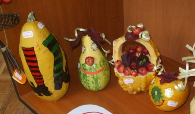 Őszi dekorációk készítése a Meseklubban - A kézdivásárhelyi Báró Wesselényi Miklós Városi Könyvtárban 2011. november 3-án csütörtökön Meseklub, 15-16 óra között az óvodásoknak, 16-17 óra között az I-IV osztályosoknak. A Meseklub tevékenysége: Őszi dekorációk készítése.