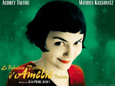 Amelie csodálatos élete a Filmklubban - 2011. november 17.-én, csütörtökön 19 órától vetiti az Uránia filmklub az Art Caffé pincében - Le fabuleux destin d'Amélie Poulain (Amelie csodálatos élete) filmet.Színes, francia-német romantikus vígjáték, 117 perc, 2001Rendező: Jean-Pierre JeunetÍró: Jean-Pierre Jeunet, Guillaume LaurantForgatókönyvíró: Guillaume LaurantZeneszerző: Yann TiersenSzereplők: Audrey Tautou (Amélie Poulain), Mathieu Kassovitz (Nino Quincampoix), Rufus (Raphaël Poulain - Amélie apja), Yolande Moreau (Madeleine Wallace - házmester), Artus de Penguern (Hipolito - az író)Amélie, a naiv fiatal lány Párizsban él, a Montmartre-on. Élete egyhangúan telik, egy környékbeli bisztróban felszolgálóként dolgozik, a szomszédokkal pedig olyan bensőséges kapcsolatot tart fenn, mintha egy kisvárosban élne. Ám egy nap váratlan fordulat történik: A lakásának egy titkos zugában kis dobozra talál, amely az előző lakó gyerekkori emléktárgyait tartalmazza. Elhatározza, hogy visszajuttatja a kis dobozt jogos tulajdonosának. Ettől kezdve élete gyökeresen megváltozik, rájön, hogy valami módon képes környezetét boldogabbá tenni.. Szívesen boronál össze magányos embereket, amiből gyakran komoly bonyodalmak származnak. De jótéteményei közepette megismer egy különös fiatalembert (Mathieu Kassovitz) és most már a környezetén a sor, hogy segítsenek rajta...