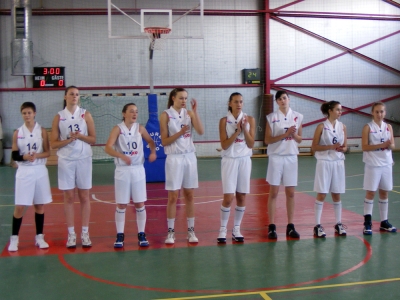 Kos�rlabda U13 eredm�nyek - A h�tv�g�n a Nagy M�zes U13-as koroszt�ly� kos�rlabd�z�i 2 fronton is k�zd�tt az Orsz�gos Bajnoks�gban. Az 2-es csapat ellenfeleivel Kolozsv�ron merhette �ssze erej�t. A csoportjukban a 4 m�rk�z�sb�l 3-t siker�lt megnyerni�k �s a h�zigazd�kkal szoros k�zdelem sor�n 1 ponttal vesz�tettek el a harcot �gy a 2-es csapata a csoportban m�sodik helyen v�gezte a torn�t. A k�vetkez� teremtorn�t rem�nyeink szerint mar az els� helyen fejezik be. Eredm�nyek:ISK Megyes - ISK NM 21-31ISK Szeben - ISK NM 12-39Rem�nys�g Dinamik Kolozsv�r - ISK NM 42-41Gladius Marosv�s�rhely - ISK NM 14-44A Nagy M�zes ISK 1-es csapata Marosv�s�rhelyen sz�lt harcba ellenfeleivel, sajnos ok a 4 m�rk�z�sb�l 4-et vesz�tettek el.Eredm�nyek:ESK Szeben - ISK NM 65-37BC Maros - NM ISK 91-12Mobitelco Kolozsv�r - ISK NM 95-19SPL Marosv�s�rhely - NM ISK 120-4