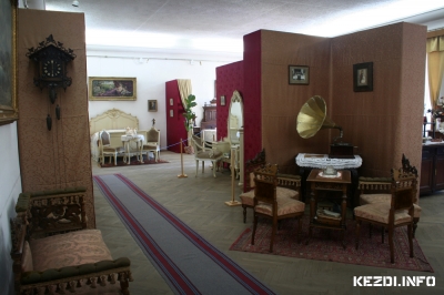 B�tormes�k - Hogyan k�sz�lnek a b�torok? I-IV, V-VIII. oszt�lyosoknak - A k�zdiv�s�rhelyi C�ht�rt�neti M�zeum B�kebeli otthonok - polg�ri lak�skult�ra H�romsz�ken a 19-20. sz�zad fordul�j�n c�m� ki�ll�t�s�t k�s�r� B�tormes�k c�met visel� m�zeumpedag�giai foglakoz�s-sorozat november 26-�n folytat�dik, 10-12 �ra k�z�tt.E heti t�ma: Hogyan k�sz�lnek a b�torok? A foglalkoz�s �ra gyerekenk�nt 3 RON. Aj�nlott koroszt�ly: I-IV, V-VIII. oszt�lyosok.
