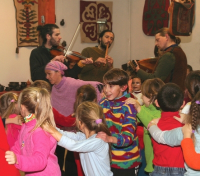 T�nch�z a Folker zenekarral - 2011. december 12., h�tf�n 17 �s 18 �r�t�l , T�nch�z a Folker zenekarral.H�tf�n 17 �r�t�l a gyerekeket, 18 �r�t�l pedig a nagyobb di�kokat �s a feln�tteket v�rjuk t�nch�zba!A Folker egy�ttes tagjai, egy�nenk�nt �s csapatban is m�r t�bb �ve foglalkoznak a magyar n�phagyom�nyok �pol�s�val, n�pzen�vel, n�pt�nccal, n�pi �nekl�ssel �s gyerekoktat�ssal, a gyermek- �s feln�tt t�nch�zak m�k�dtet�s�vel. C�ljaik k�z�tt szerepelnek a magyar n�pzene-, �s n�pt�nckult�ra meg�rz�se, ezen folkl�rkincs oktat�s �ltali tov�bbad�sa, valamint megismertet�se a hazai �s hat�ron t�li k�z�ns�ggel, k�zv�lem�nnyel.
