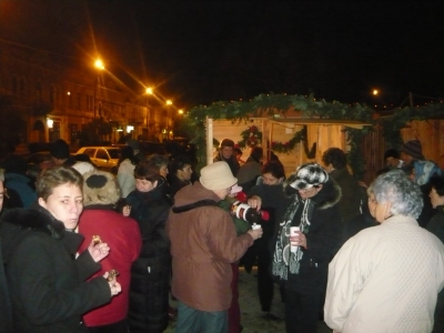 II. Adventi gyertya - 2011 december 3-�n szombaton 18 �rakor, a k�zdiv�s�rhelyi f�t�ren kigy�lt a II. Adventi gyertya is. A V�rosh�za, Kat�likus egyh�z �s N�k Egyes�lete szervez�s�ben �nnepelhettek a v�ros lak�i.Az �nneps�gen most m�g t�bben vettek r�szt, mint els� szombaton.A n�k egyes�let�nek dalcsoportja kezdte meg a r�vid m�sort az Adventi h�rn�k c�m� �nekkel, majd Biszak Enik� �s F�l�p Magdolna olvastak fel alkalomhoz ill� verseket. Ezut�n H�lgyesi P�l Zsolt kantai seg�dlelk�sz �dv�z�lte az egybegy�lteket. R�cz K�roly polg�rmester �r meggy�jtotta a m�sodik gyerty�t �s a jelenl�v�kel megosztotta adventi gondolatait. A kantai R�mai kat�likus pleb�nia r�szvev�inek l�lekhez sz�l� m�sora, valamint a torjai r�mai kat�likus pleb�nos �r sz�p gondolatait hallgathatt�k a jelenl�v�k.A n�egyes�let tagjai finom, saj�t k�sz�t�s� s�tem�nyekkel �s meleg te�val kin�lt�k a jelenl�v�ket valamint a gyermekeket csokol�d�val �s cukork�val.A k�vetkez� k�t szombaton is osztogatnak a N�egyes�let tagjai a megszokott s�tem�nyek mellett �dess�get a gyermekeknek. Kedden ell�togatnak az �vod�kba is a Mikul�s puttony�val.F�l�p Magdolna