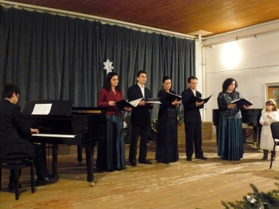 Melodika operett r�szletek a nyujt�di M�vel�d�si Otthonban - 2011. december 9., p�nteken 19 �r�t�l a nyujt�di M�vel�d�si Otthonban Operett r�szletek a Melodika �nekegy�ttes el�ad�s�ban.A bel�p�s d�jtalan!Fell�p: Mocanu-Prezsmer Erika (mezzo-szopr�n), Sebesty�n-L�z�r Enik� (szopr�n), Sz�lyes Margit (szopr�n), Barab�s Lajos-Zsolt (tenor), L�fi Gell�rt (zongora)Sebesty�n-L�z�r Enik� (szopr�n)A l�ceumot a sepsiszentgy�rgyi M�v�szeti L�ceumban v�gzi br�csa szakon, �nekes tanulm�nyait a nagyv�radi Zene Egyetemen kezdi, ugyanitt a Filharm�nia k�rist�ja, majd �llamvizsg�zik a brass�i 'Transilvania' Egyetem �nek szak�n. M�r az egyetem alatt betan�t a sepsiszentgy�rgyi 'Plugor S�ndor' M�v�szeti L�ceumban, majd �llamvizsga ut�n c�mzetes �nek szakos tan�ra, napjainkban az int�zm�ny vezet�je. A Melodika alap�t� tagja, a Codex r�gizene egy�ttes �nekese. Vok�l-szimf�nikus m�vek, opera, operett, egyh�zzene, musical m�fajok tal�lhat�k reperto�rj�ban.Sz�lyes Margit (szopr�n)A l�ceumot az udvarhelyi 'Pall� Imre' M�v�szeti L�ceumban v�gzi �nek szakon, a brass�i 'Transilvania' Egyetem �nekszak�r�l �llamvizsg�zik, egyetem ut�n sepsiszentgy�rgyi 'Plugor S�ndor' M�v�szeti L�ceum tan�ra, a Kov�szna megyei M�vel�d�si K�zpont zenei szakel�ad�ja. A Melodika alap�t� tagja, a Transylm�nia etno-rockegy�ttes sz�lit�ja. Reperto�rj�ban megtal�lhat� az egyh�zzene, opera, operett, n�pi zene, �s k�nny�zene egyar�nt.Mocanu-Prezsmer Erika (mezzo-szopr�n)�nek szakon v�gzi a l�ceumot a sepsiszentgy�rgyi 'Plugor S�ndor' M�v�szeti L�ceumban, tanulm�nyait a brass�i 'Transilvania' Egyetemen majd a kolozsv�ri 'Gheorghe Dima' Zene Akad�mi�n folytatja, jelenleg a magiszteri k�pz�sen vesz r�szt ugyanitt. Mag�n�nekesk�nt vok�l-szimf�nikus m�vekben, opera, operett, egyh�zzene m�fajokban mozog, tagja a Kiwanis Klubnak, mely tehets�ges gyerekeket t�mogat. A Melodika alap�t� tagja.Barab�s Lajos-Zsolt (tenor)A 'Plugor S�ndor' M�v�szeti L�ceum �nek szakos v�gz�se, jelenleg a kolozsv�ri 'Gheorghe Dima' Zene Akad�mia hallgat�ja. A Melodika alap�t� tagja, billenty�sk�nt szalon zen�t j�tszik egy helyi zenekarban.L�fi Gell�rt (zongora)A sepsiszentgy�rgyi 'Plugor S�ndor' M�v�szeti L�ceum heged� szak�n �retts�gizik, a brass�i 'Transilvania' Egyetem zenepedag�gia szak�n �llamvizsg�zik, sok rangos karmesteri kurzuson fejleszti tud�s�t. Jelenleg v�rosunk m�v�szeti l�ceum�nak heged� tan�ra, a Szeren�d zenekar m�sod karmestere, a gimnazist�k k�rus�nak karmestere, a Krisztus Kir�ly Katolikus Templom orgonist�ja �s zenei vezet�je, a Laudate kamarak�rus karmestere, a Melodika alap�t� tagja, sok koncertet szervez �s sikeresen korrepet�l hangszeres �s �nekes el�ad�kat.Melodika facebook.com oldala.